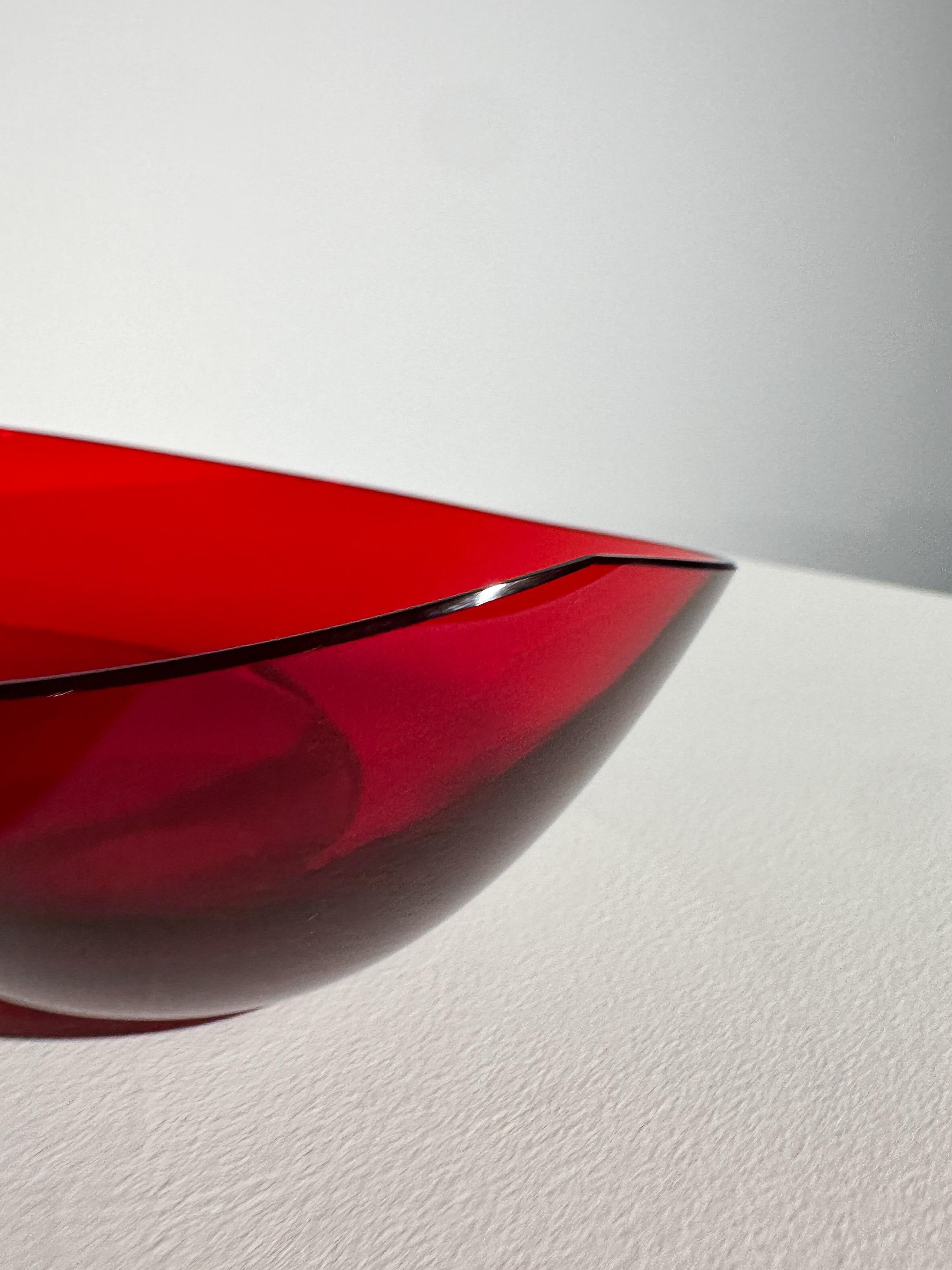 Pequeño cuenco de cristal Johnny Mattsson Reijmyre Suecia Rojo rubí Cristal años 50 Hecho a mano en venta
