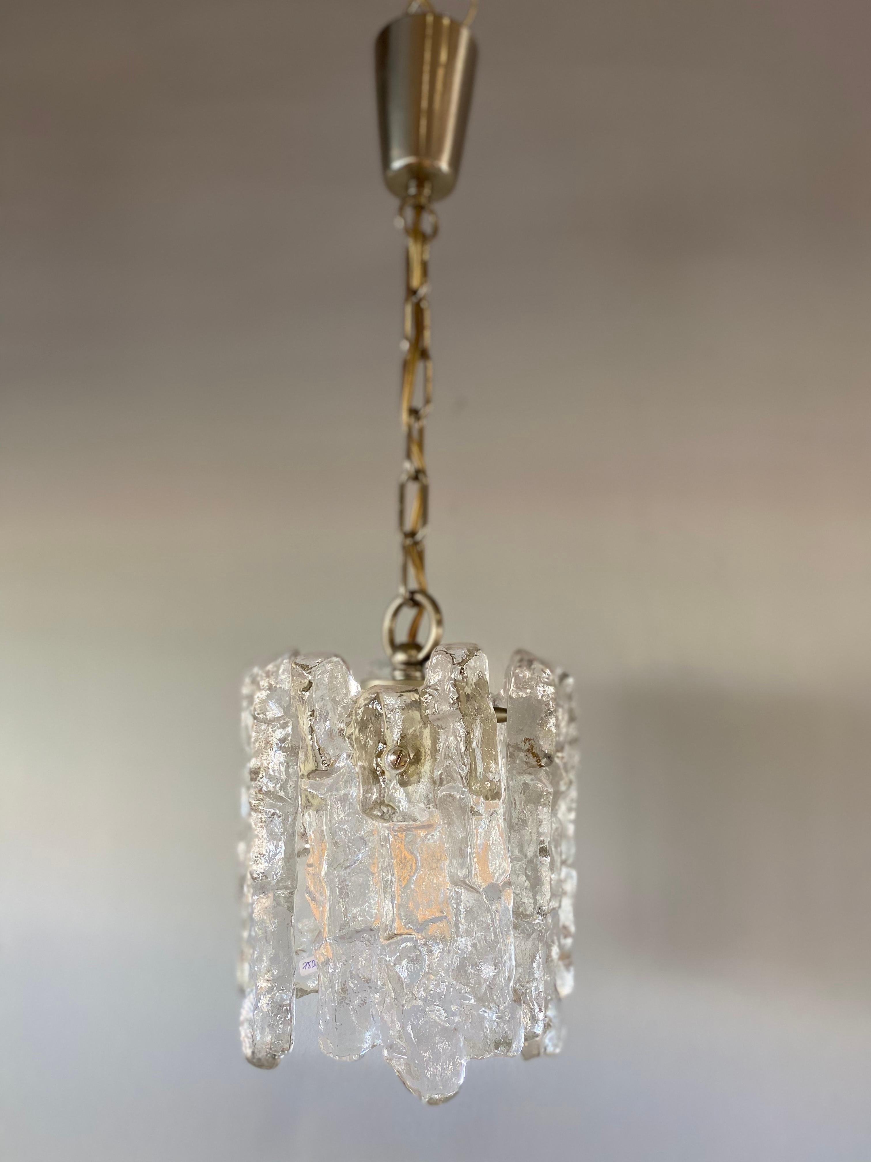 Small J.T. Kalmar 'Ice Glass' chandelier, 1960s with one lamp socket
This chandelier from the 1960s by the Austrian designer J.T. Kalmar apparently more than deserves the name ice glass. The glass icicles lined up together form the lampshade of the
