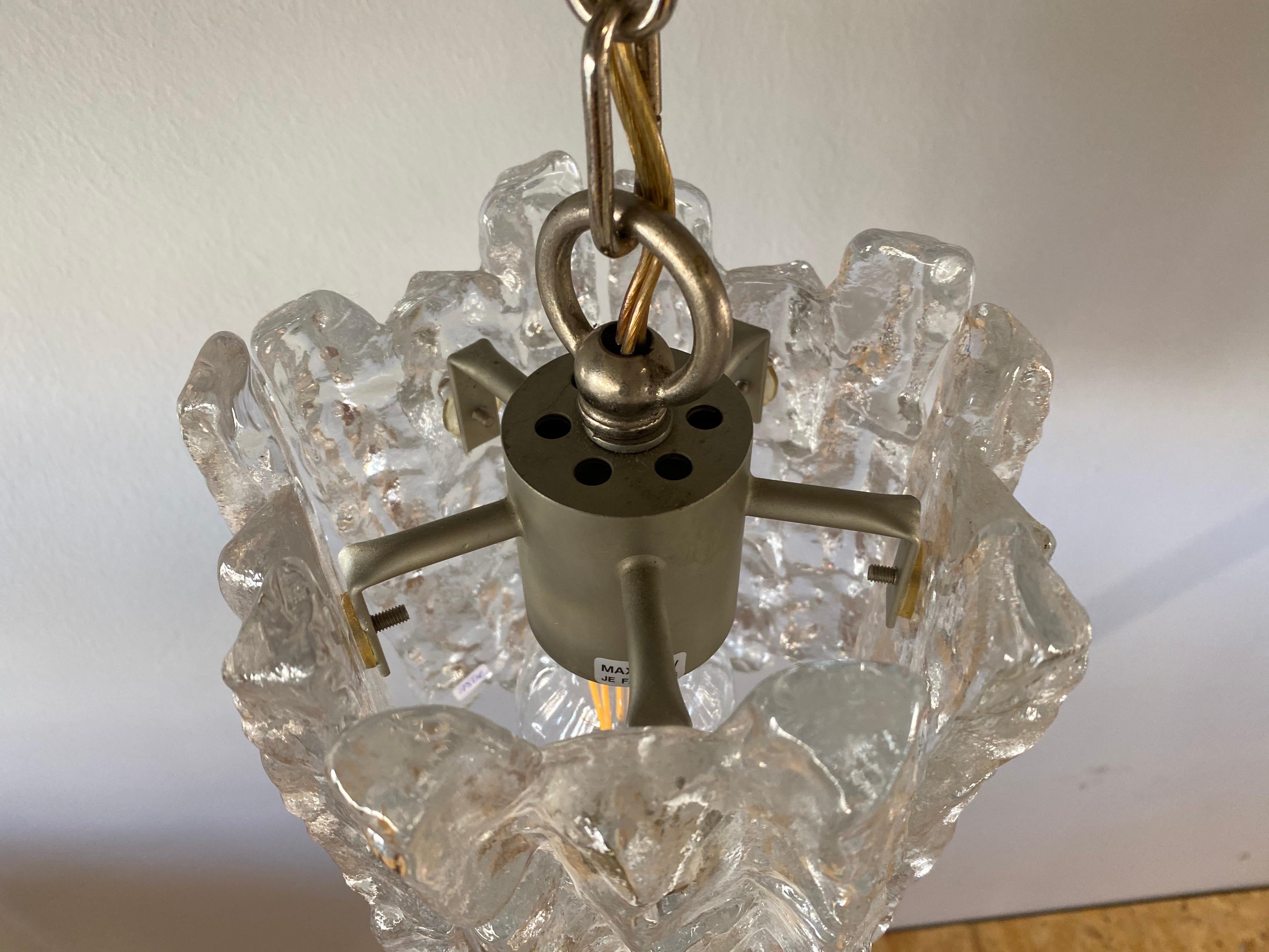 Small J.T. Kalmar 'Ice Glass' Chandelier, 1960s with One Lamp Socket In Good Condition For Sale In Hamburg, DE
