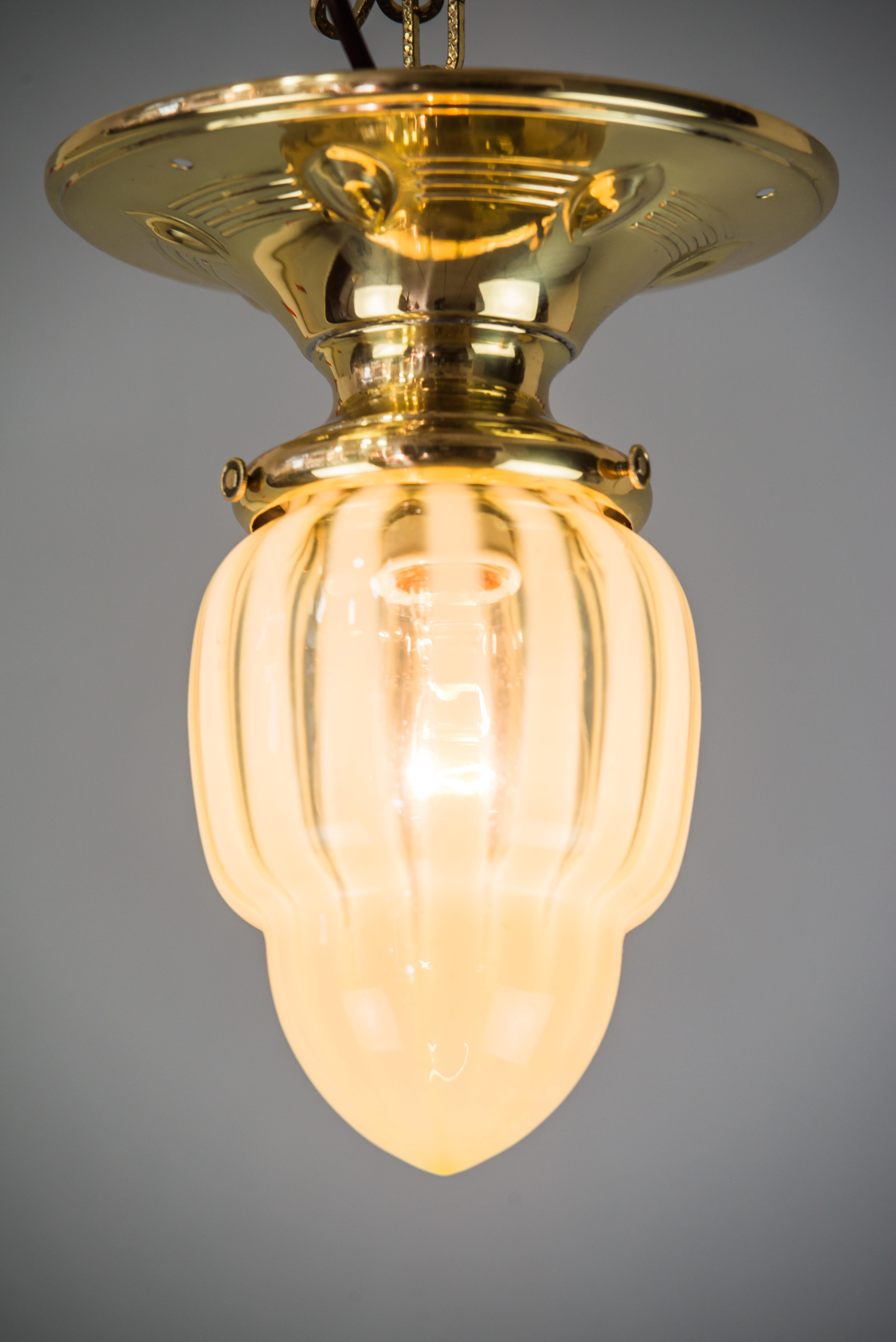 Laqué Petite lampe de plafond Jugendstil avec verre opalin jaune/vert d'origine en vente