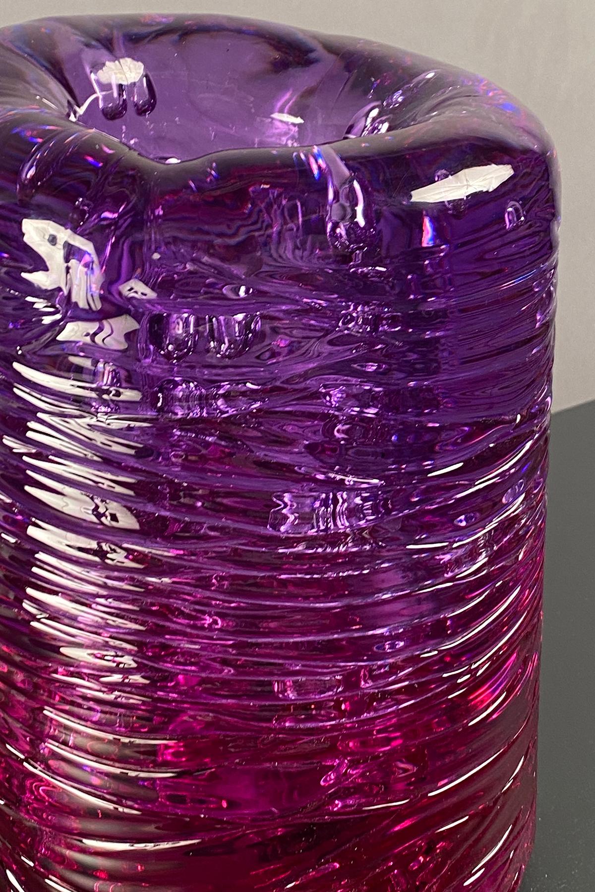 Vaso in metacrilato trasparente-violetto con inclusioni di bolle d'aria. Sono disponibili combinazioni di colori personalizzate.