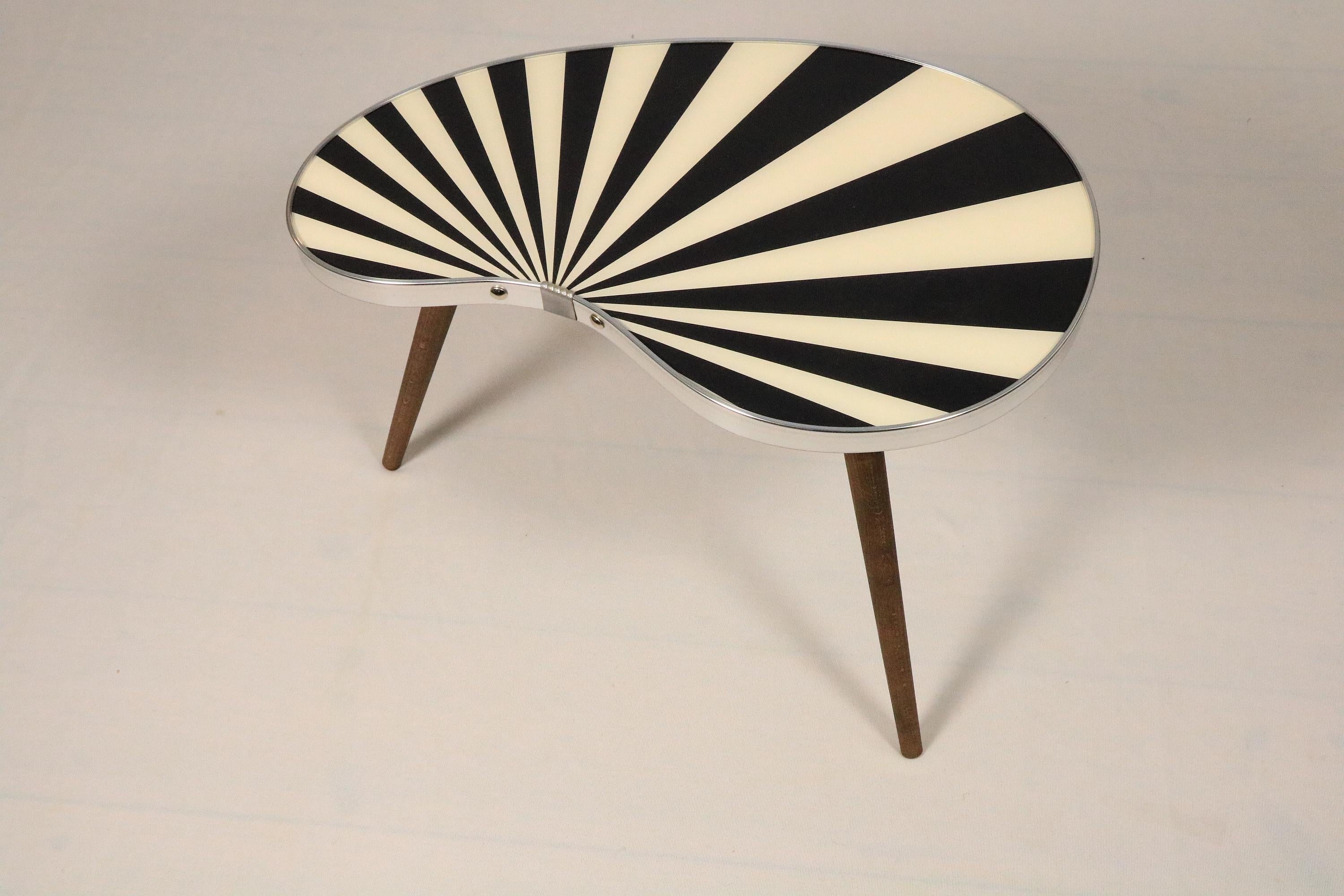 Exclusive offer of one small kidney shaped side table. 
With a silver chrome edge liner (you also can get it in Gold in another offer)
Offer without decoration!

Very decorative with black and off-white stripes. See other offers: optional in 4
