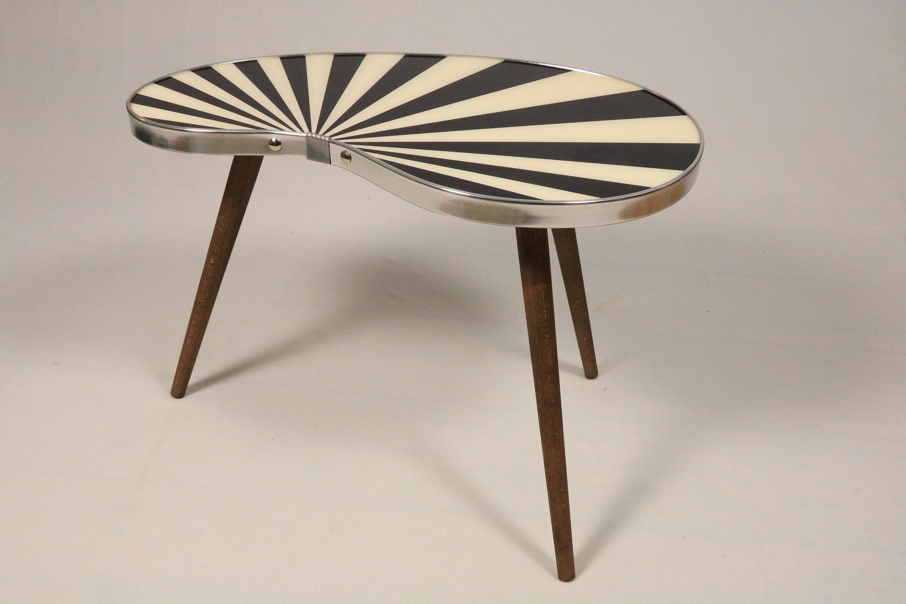 Small Kidney Shaped Side Table, Flower Table, Black/White, Chrome, 50s Style In New Condition For Sale In Berlin, BE