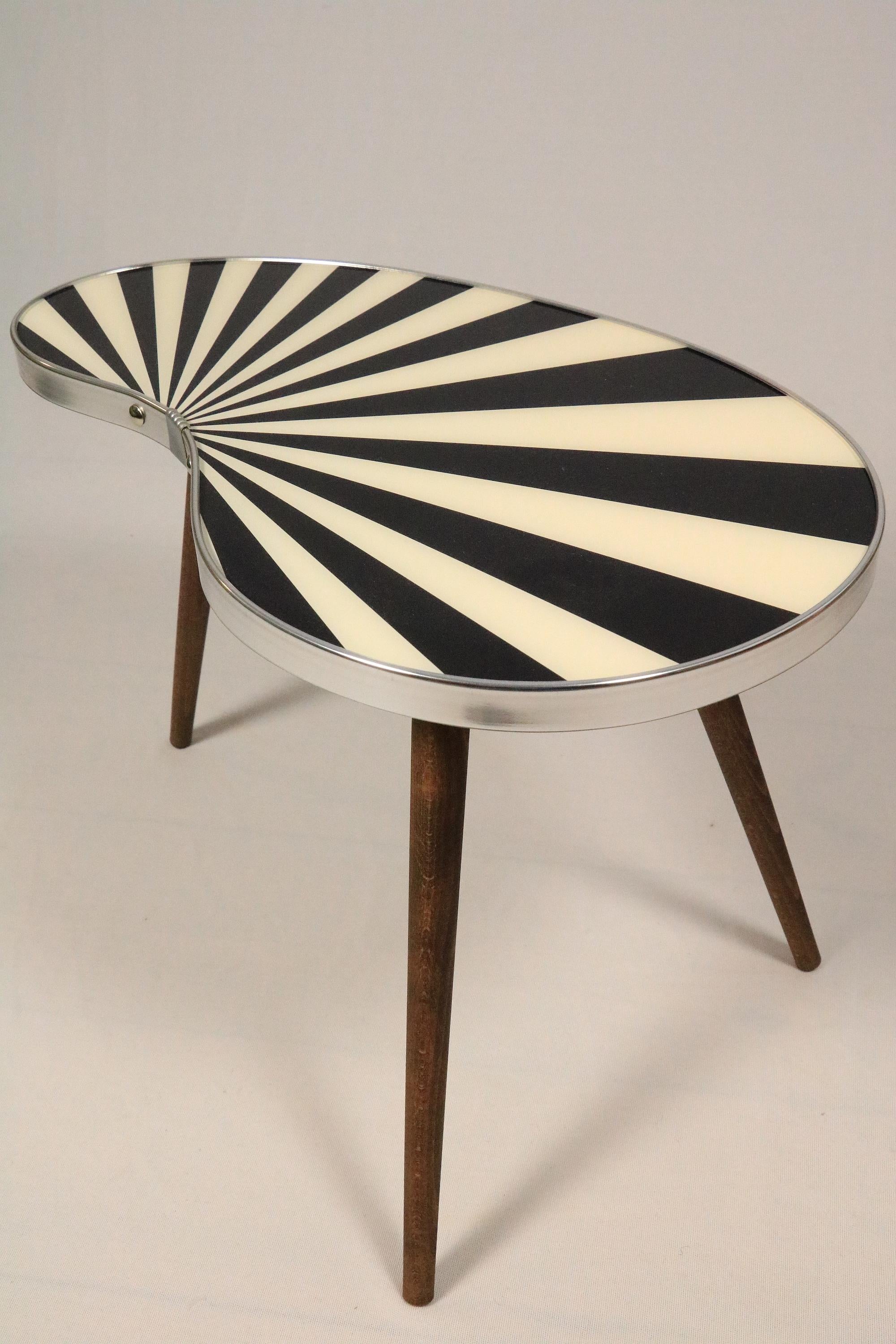 Small Kidney Shaped Side Table, Flower Table, Black/White, Chrome, 50s Style For Sale 1