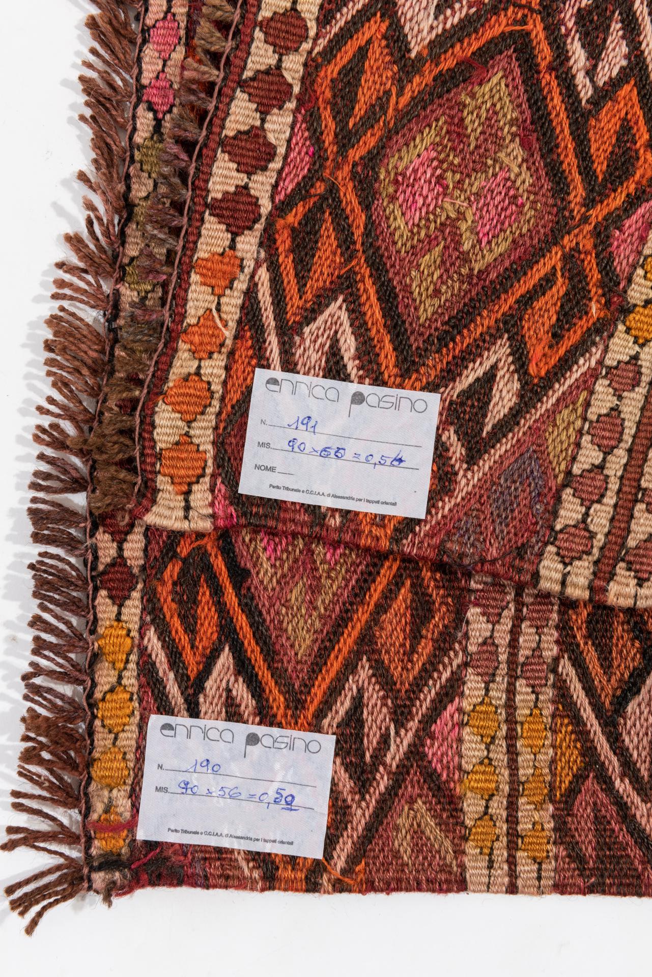 Petits kilims d'Ouzbékistan, produit du nomadisme de cette région, le long de la rivière Darya, au nord de l'Afghanistan.
Il s'agit généralement des parties décoratives des sacoches. 
Ils ont de belles couleurs et s'intègrent partout.

réf. nr. 190