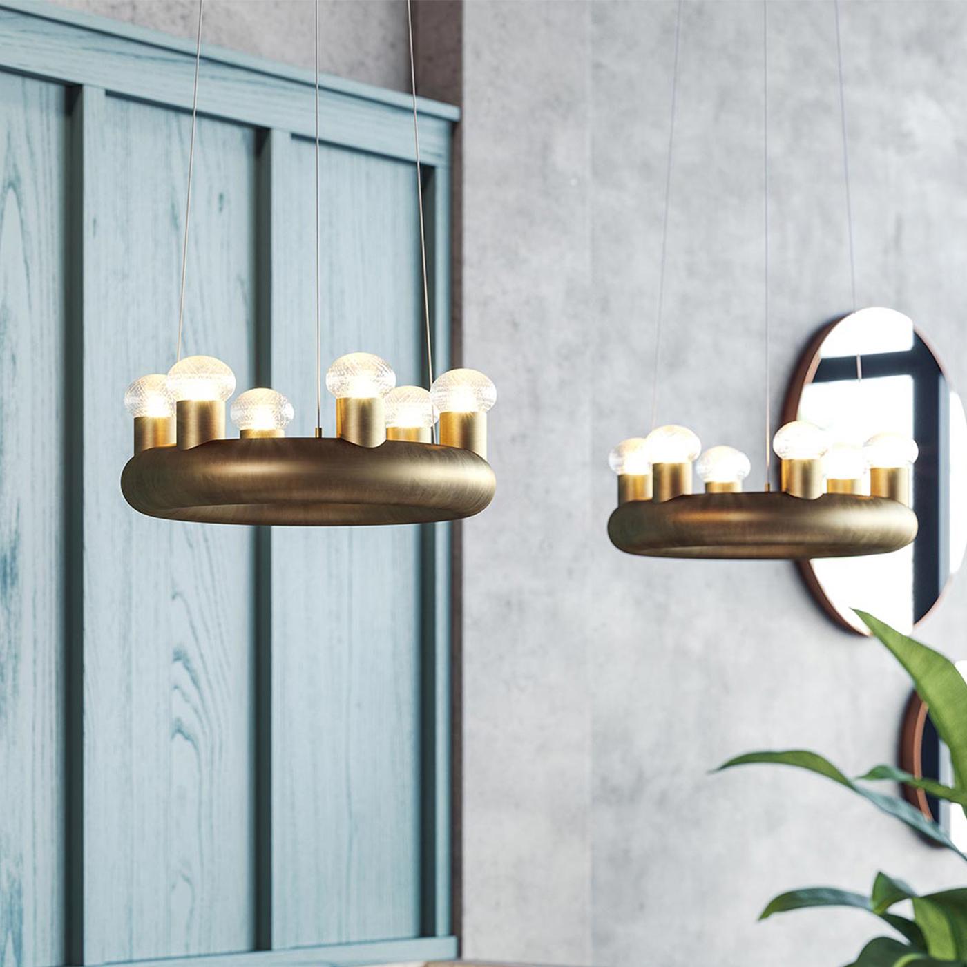 In the Middle Ages and during the Renaissance, illumination for the home was obtained by lighting candlesticks and oil lamps. Kingdom is the reinterpretation of this archetype of lamp, adapted to a contemporary flavor: a simple tubular ring from