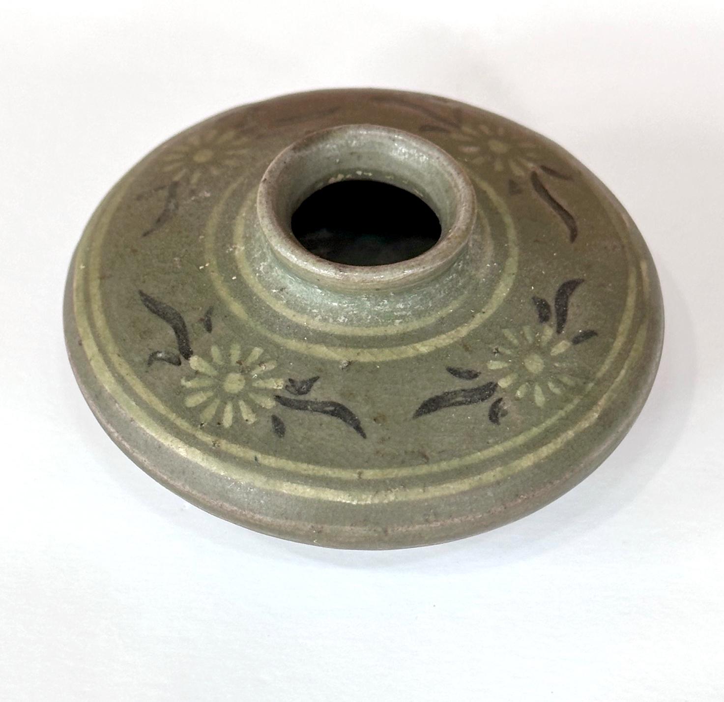 Small Korean Celadon Oil Jar with Slip Inlay Goryeo Dynasty In Good Condition For Sale In Atlanta, GA