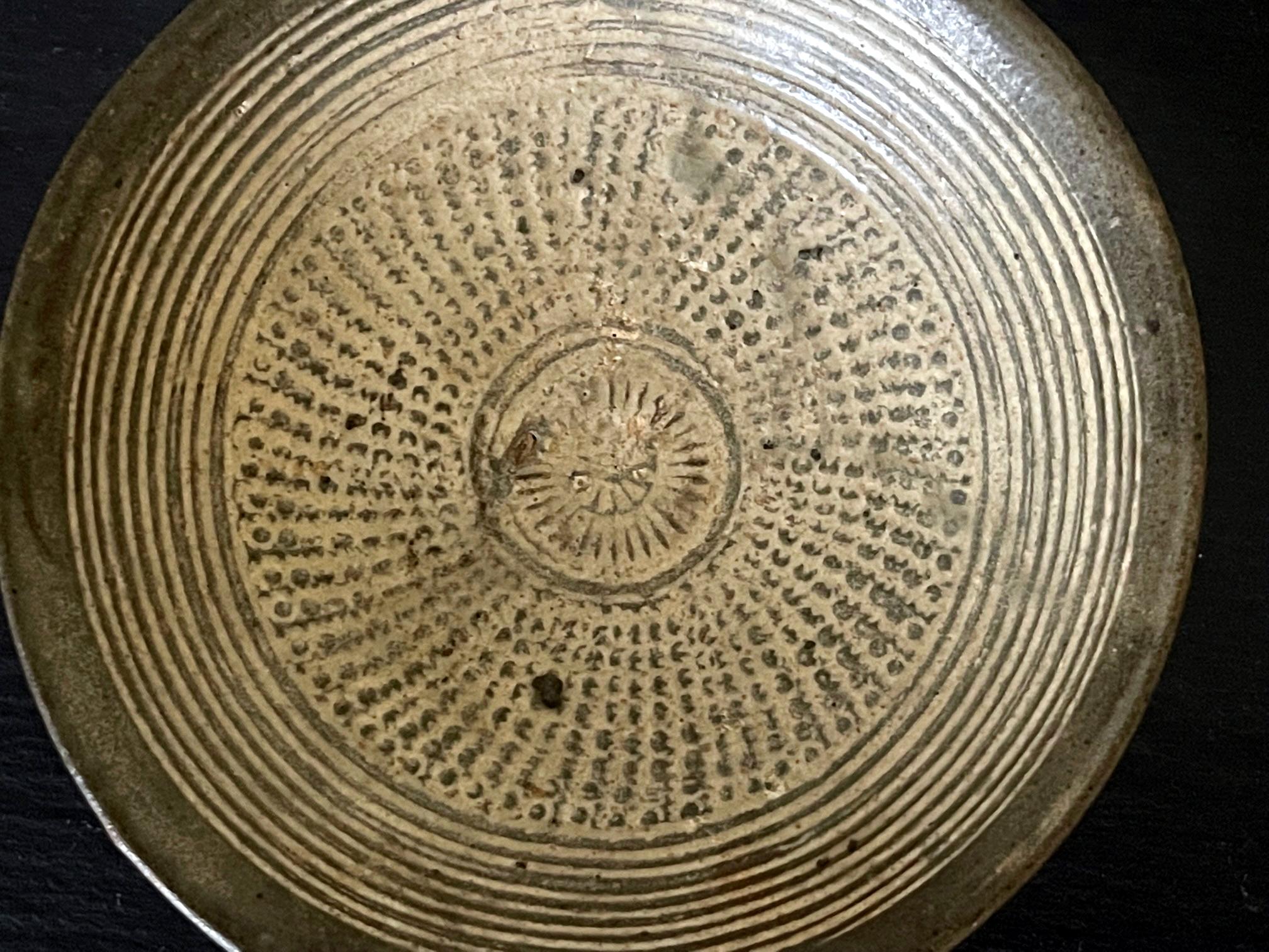 Kleine koreanische Steinzeugschüssel Bungcheong aus der Joseon Dynasty im Zustand „Gut“ im Angebot in Atlanta, GA
