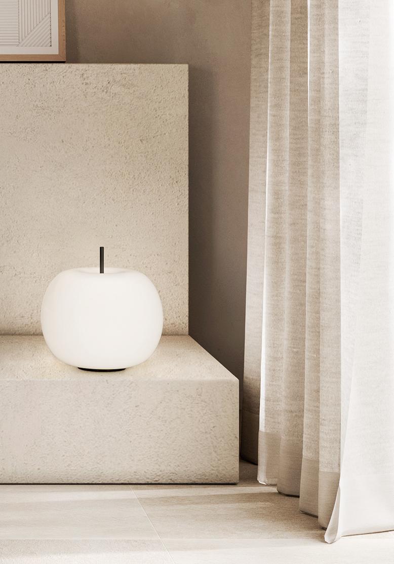 Kleine Tischlampe „Kushi“ aus Opalglas und Messing für KDLN (Moderne der Mitte des Jahrhunderts) im Angebot