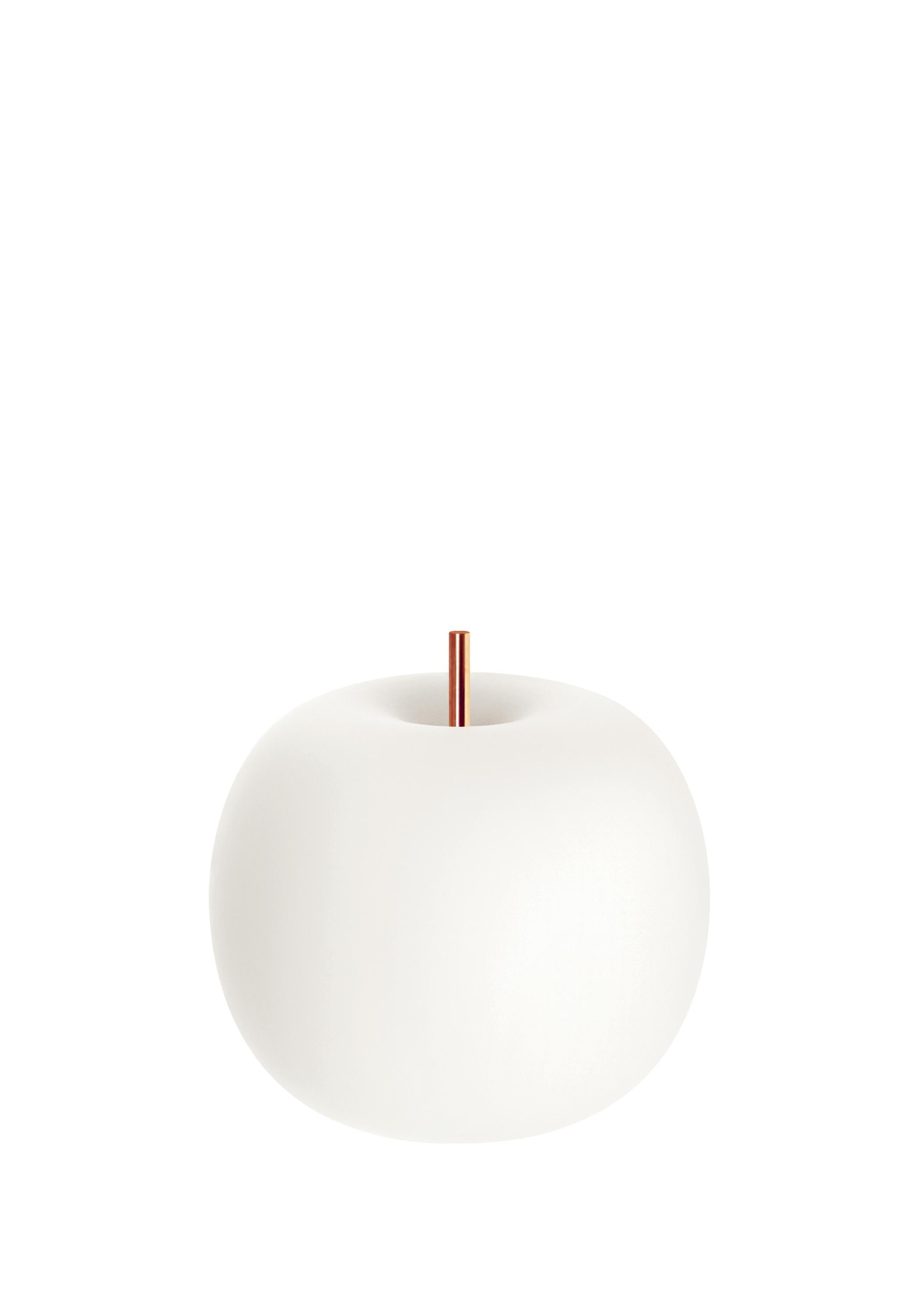 Kleine Tischlampe „Kushi“ aus Opalglas und Messing für KDLN im Angebot 1