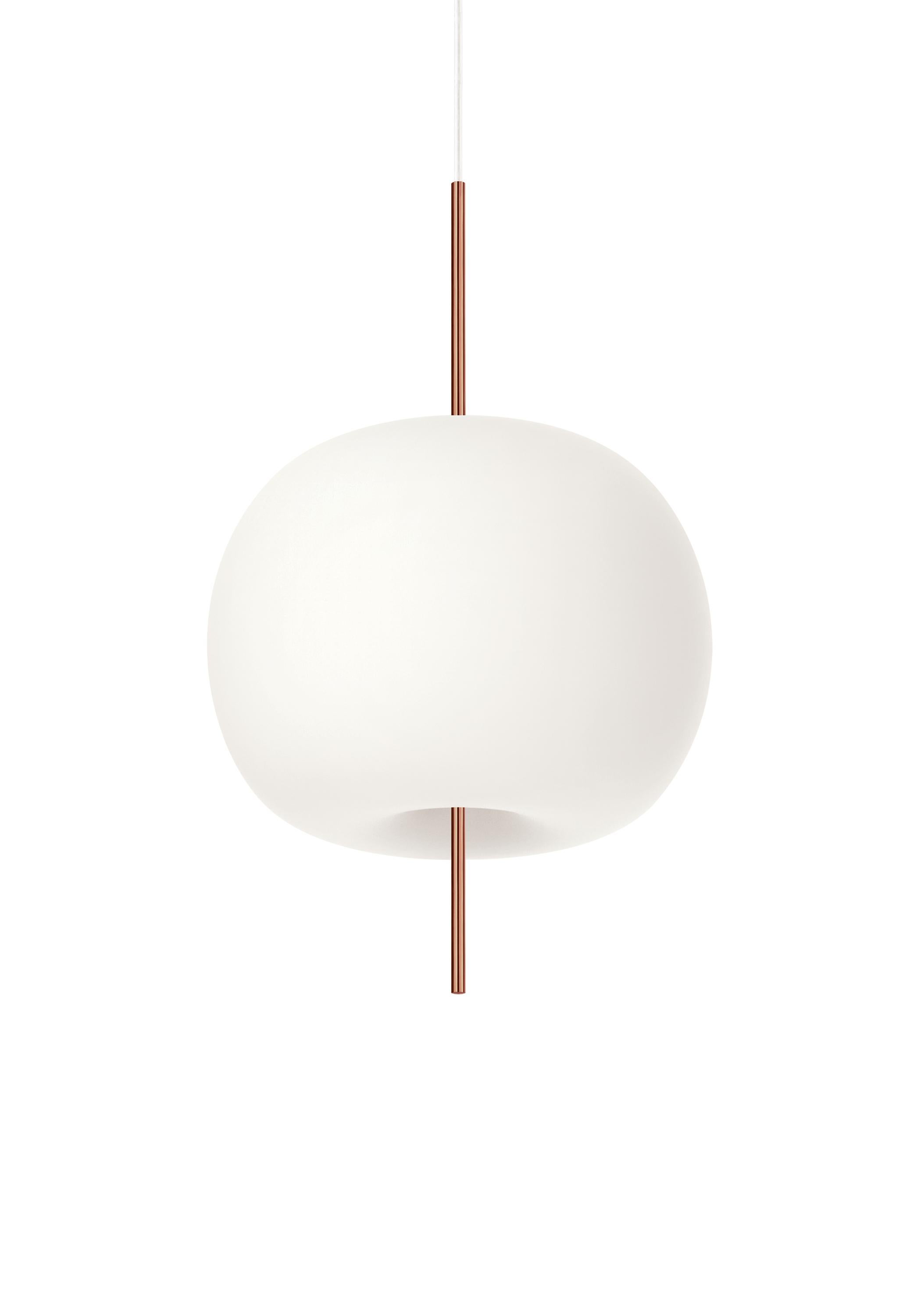 Petite lampe à suspension «ushi » en verre opalin et cuivre pour KDLN en vente 7