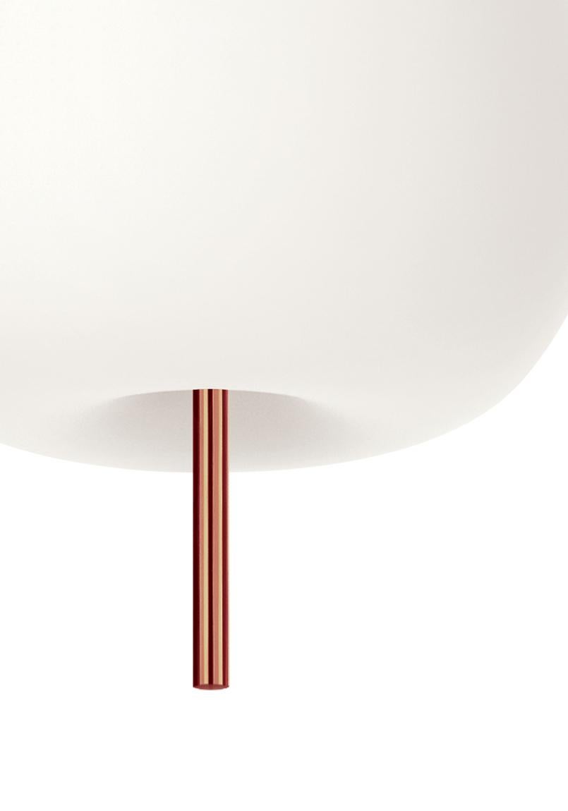 Cuivre Petite lampe à suspension «ushi » en verre opalin et cuivre pour KDLN en vente