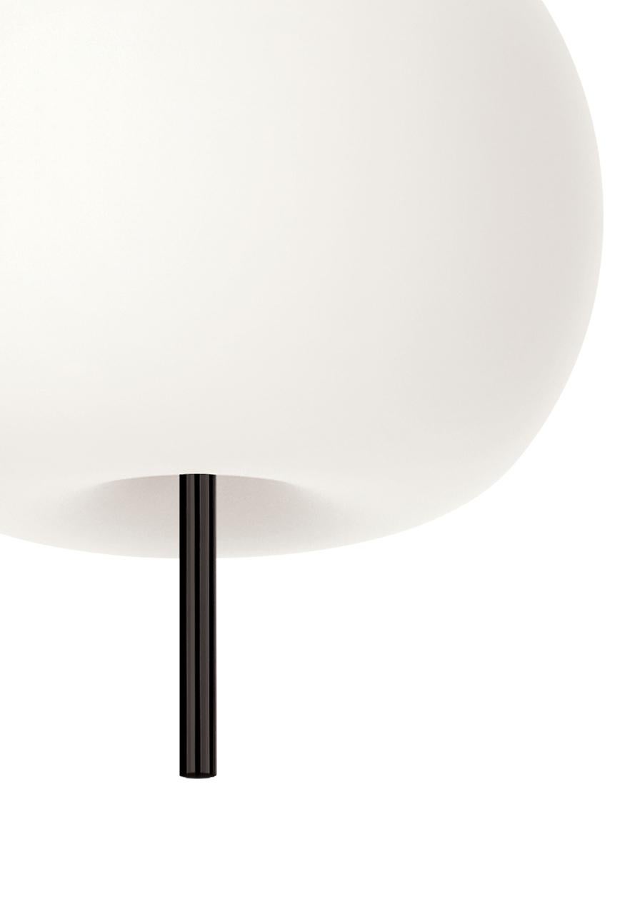 Métal Petite lampe à suspension «ushi » en verre opalin et métal pour KDLN en noir en vente