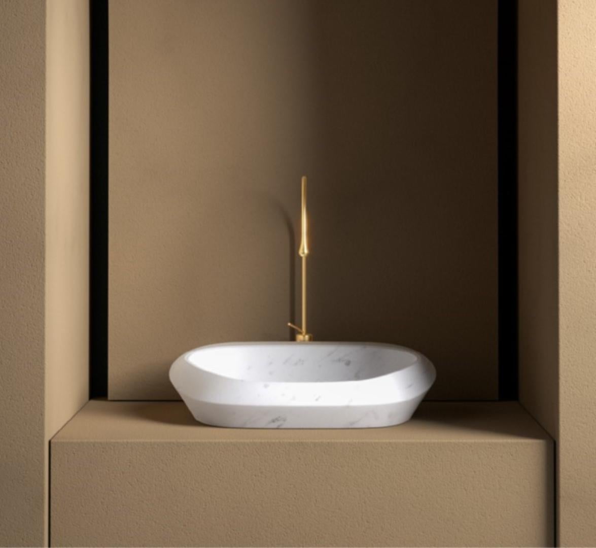 Small Kyknos Tosca washbasin by Marmi Serafini
Materials: Kyknos marble.
Dimensions: D 44 x W 58 x H 17 cm
Available in other marbles.
Tap not included.

Tosca is a magnificent washbasin made of a single solid piece of marble.
The large dimensions