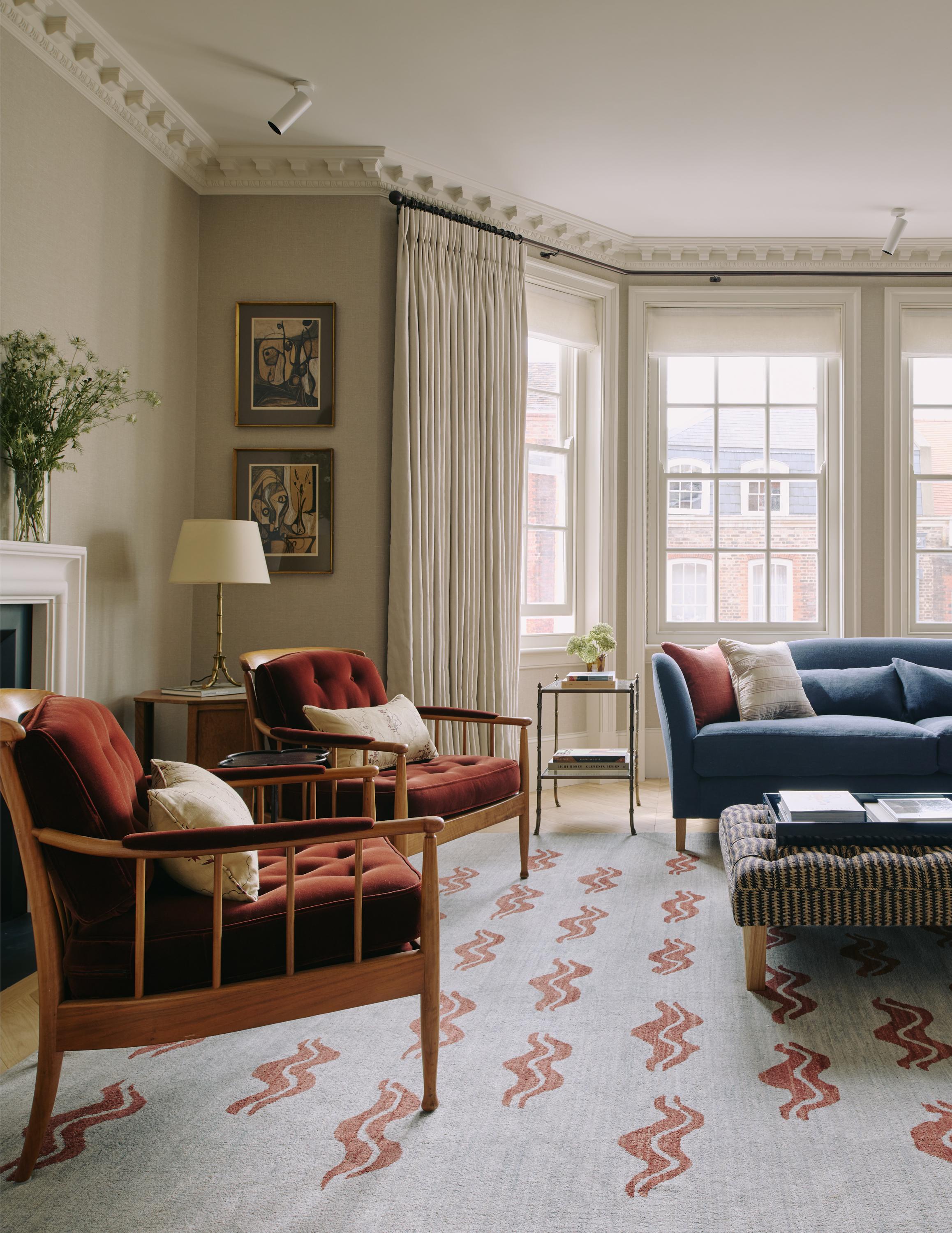 Un vassoio rettangolare minimal realizzato in lacca lucida, con spigoli vivi e maniglie laterali tagliate per facilitare l'utilizzo. Disponibile in un'ampia gamma di tonalità, la finitura lucida riflettente cattura la luce in modo