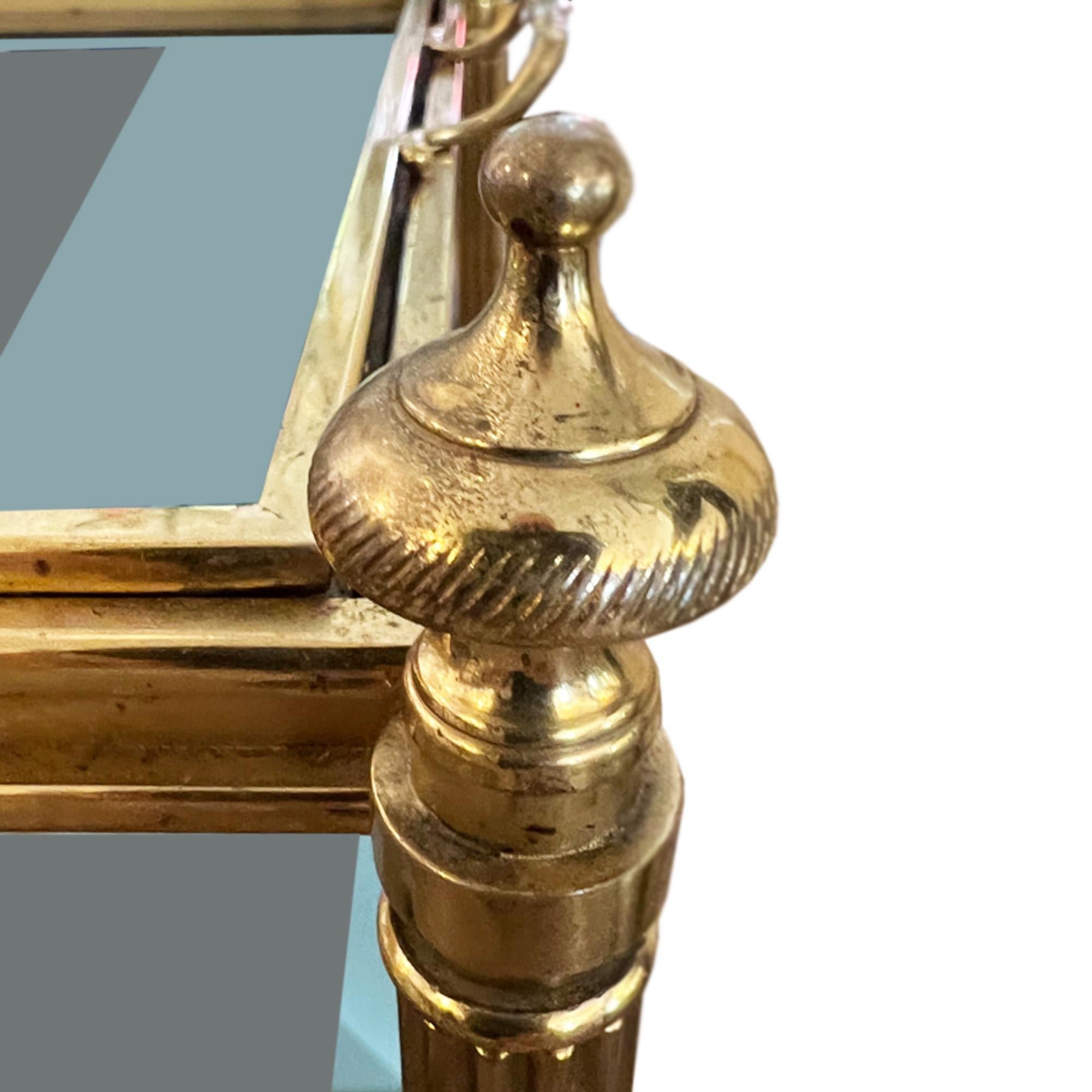 Kleiner Barwagen aus lackiertem Messing, französisch 1960er Jahre, mit anhebbarem Tablett (Französisch) im Angebot