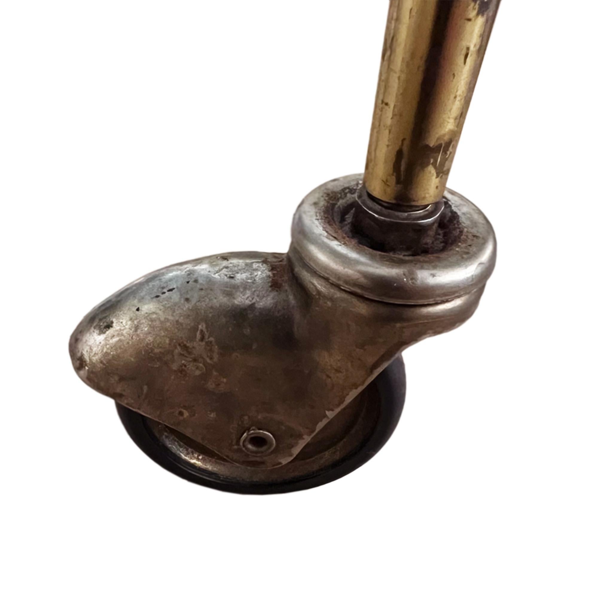 Kleiner Barwagen aus lackiertem Messing, französisch 1960er Jahre, mit anhebbarem Tablett (Lackiert) im Angebot