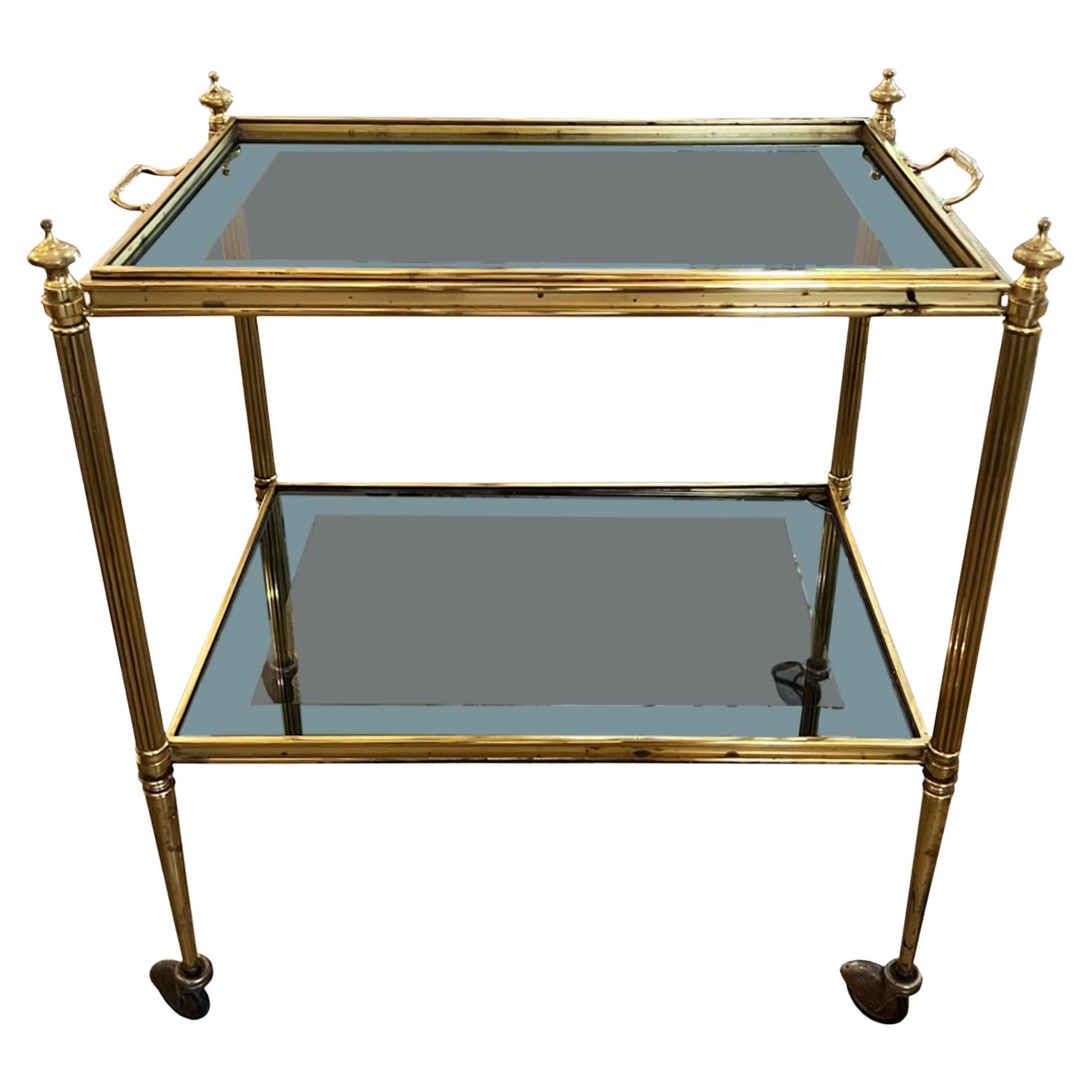 Kleiner Barwagen aus lackiertem Messing, französisch 1960er Jahre, mit anhebbarem Tablett im Angebot