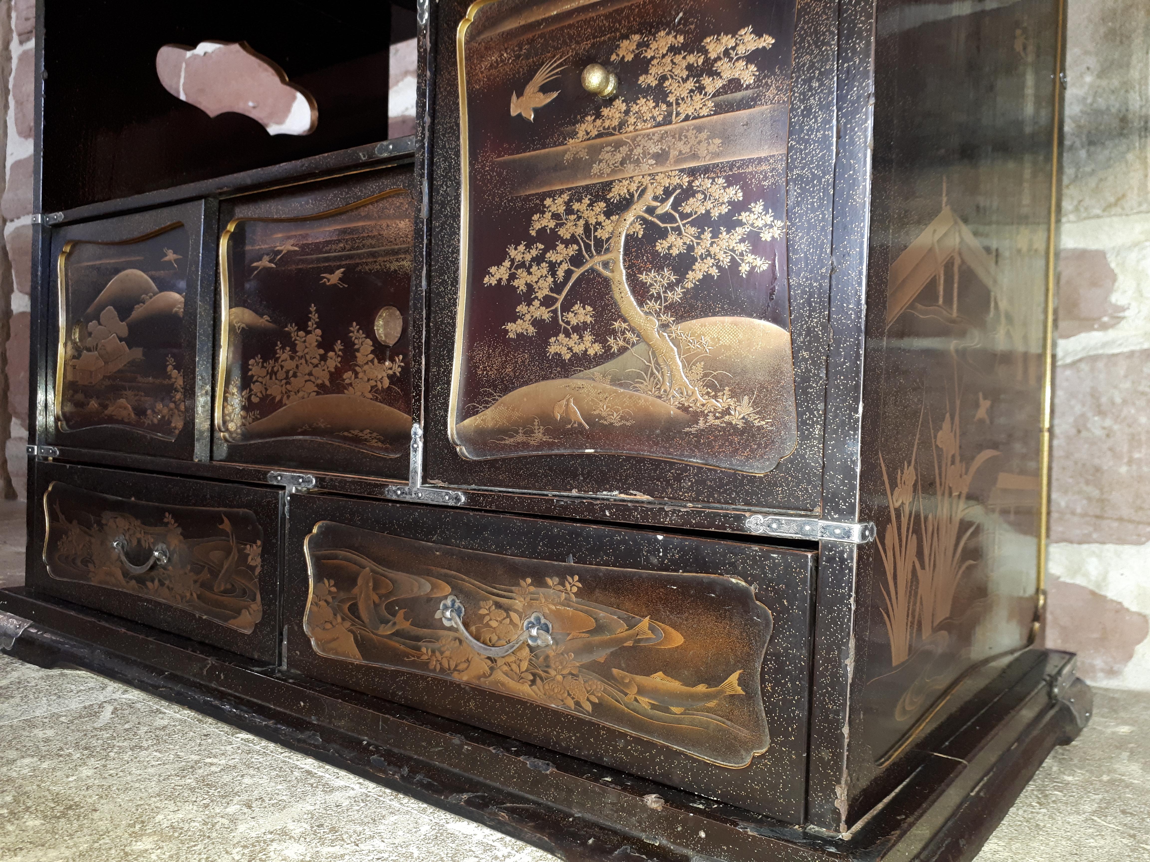 Small Lacquered Japanese Kazaridana Cabinet, Edo Period For Sale 4