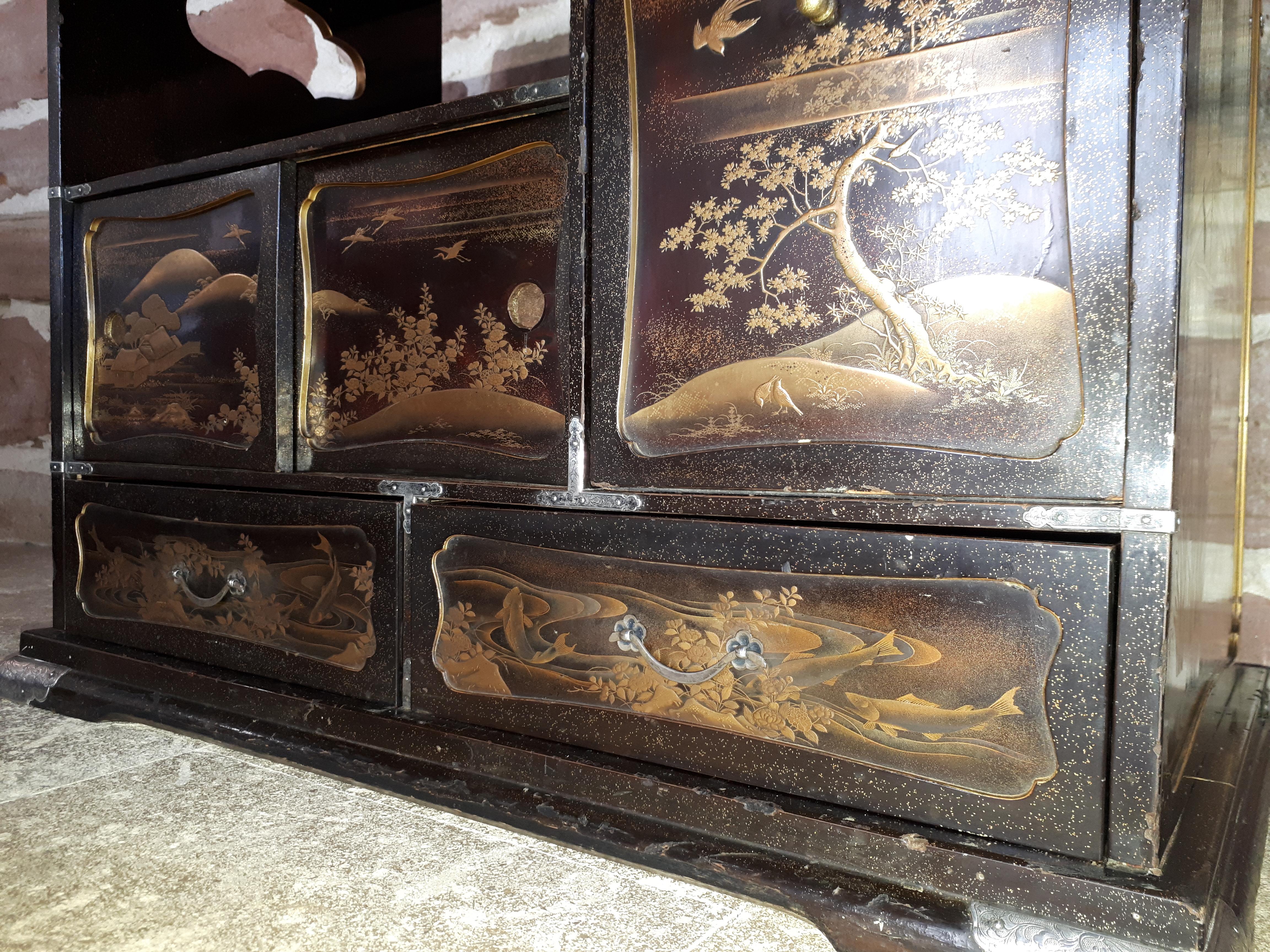 Small Lacquered Japanese Kazaridana Cabinet, Edo Period For Sale 8