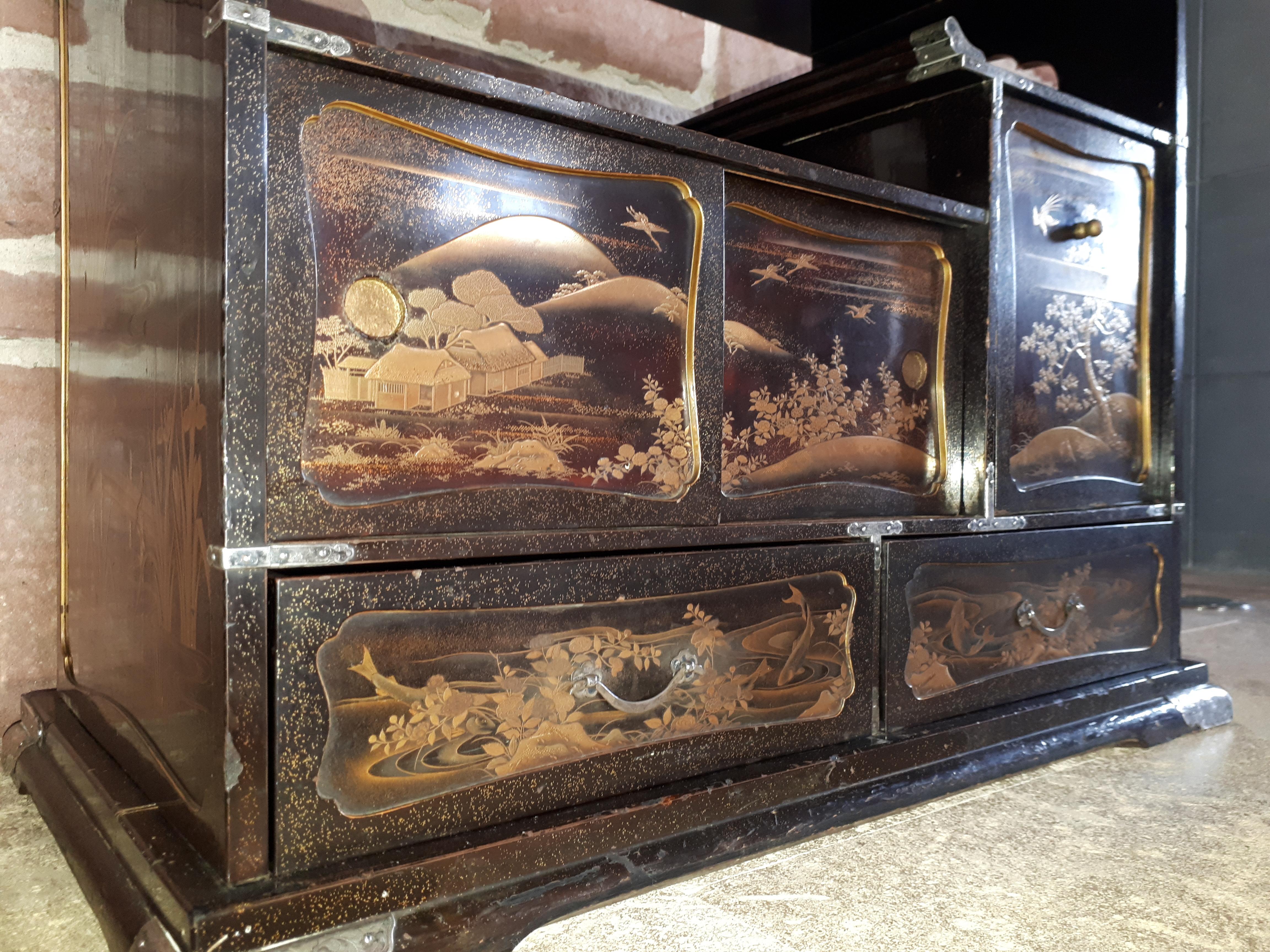 Small Lacquered Japanese Kazaridana Cabinet, Edo Period For Sale 2