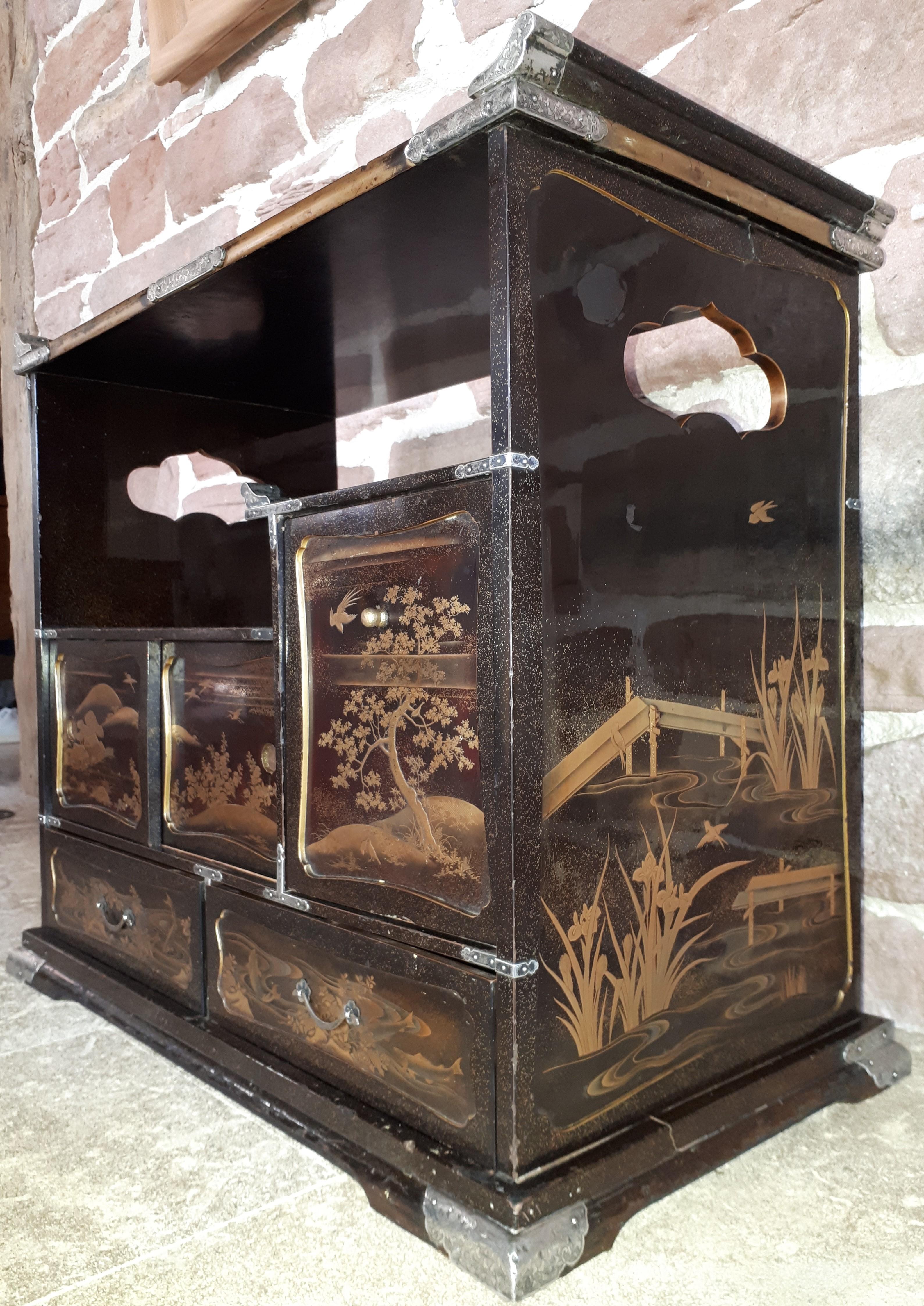 Small Lacquered Japanese Kazaridana Cabinet, Edo Period For Sale 3