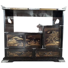 Petit meuble de rangement japonais Kazaridana laqué, période Edo