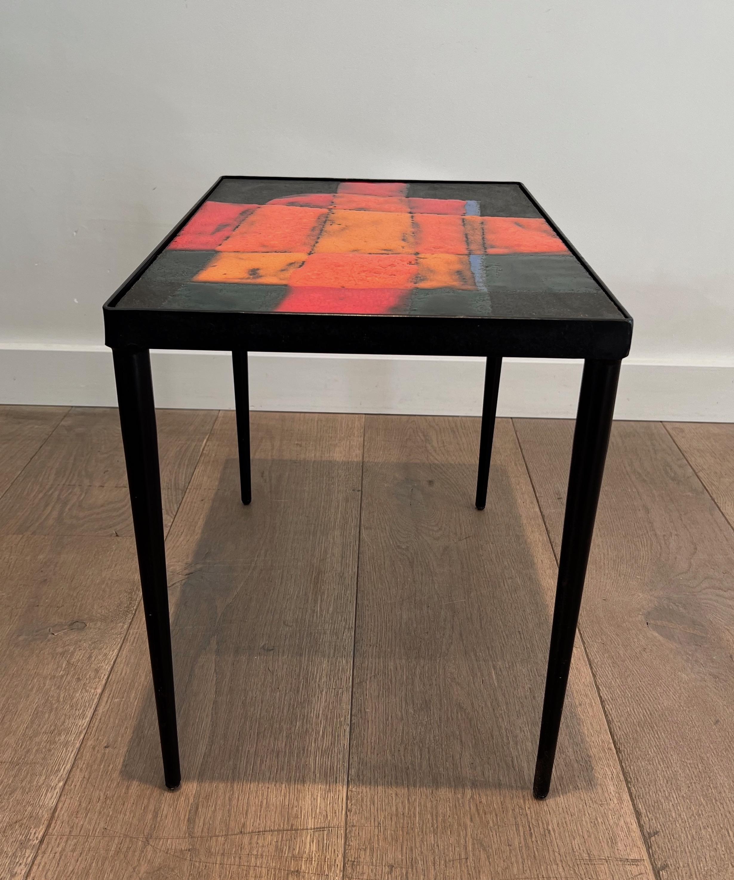 Small lacquered metal and ceramic side table. French work. Circa 1950 In Good Condition For Sale In Marcq-en-Barœul, Hauts-de-France