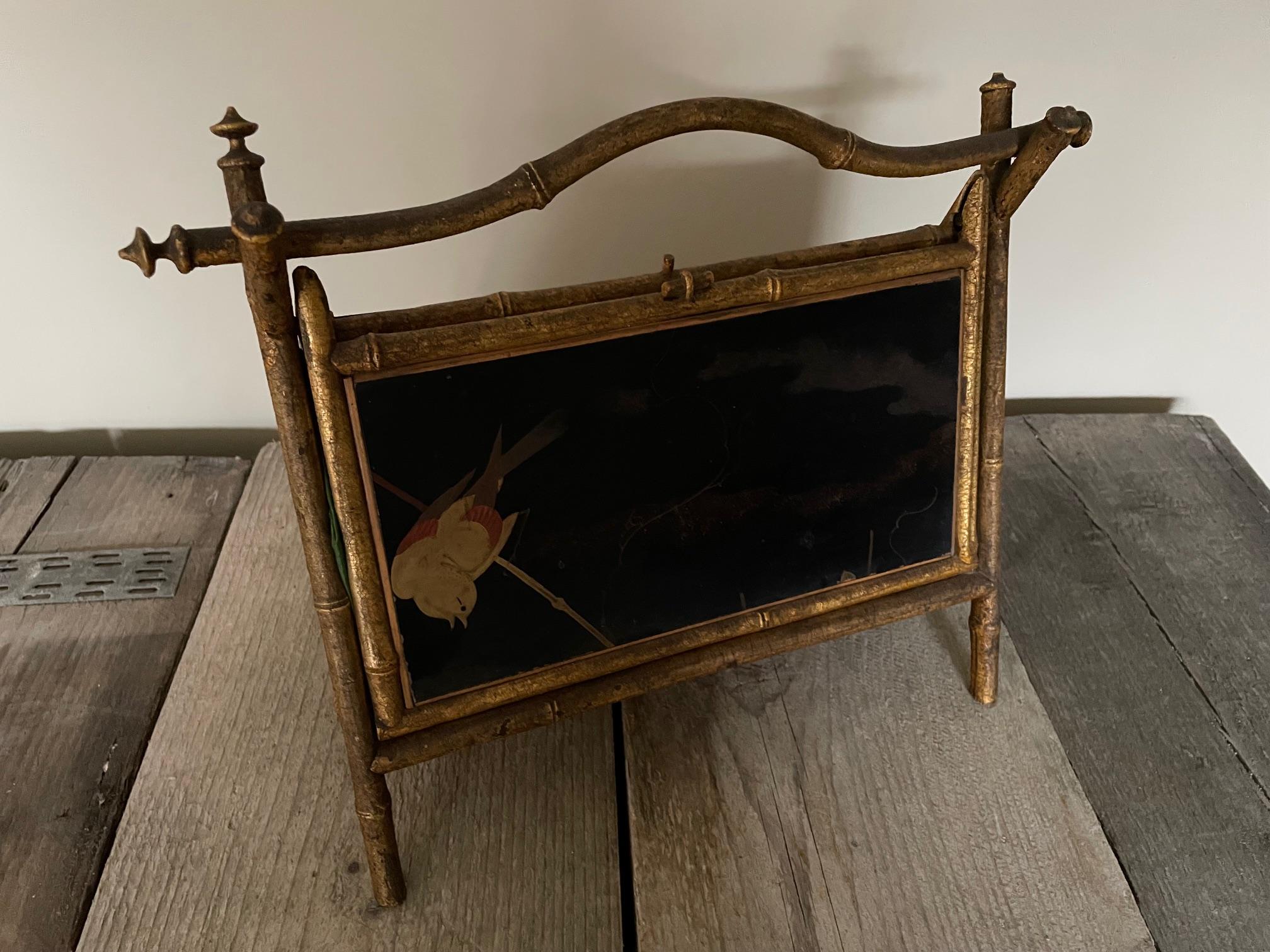 Small sewing box in lacquered wood with two different patterns on each side in red and black lacquer, the interior fleece is damaged.