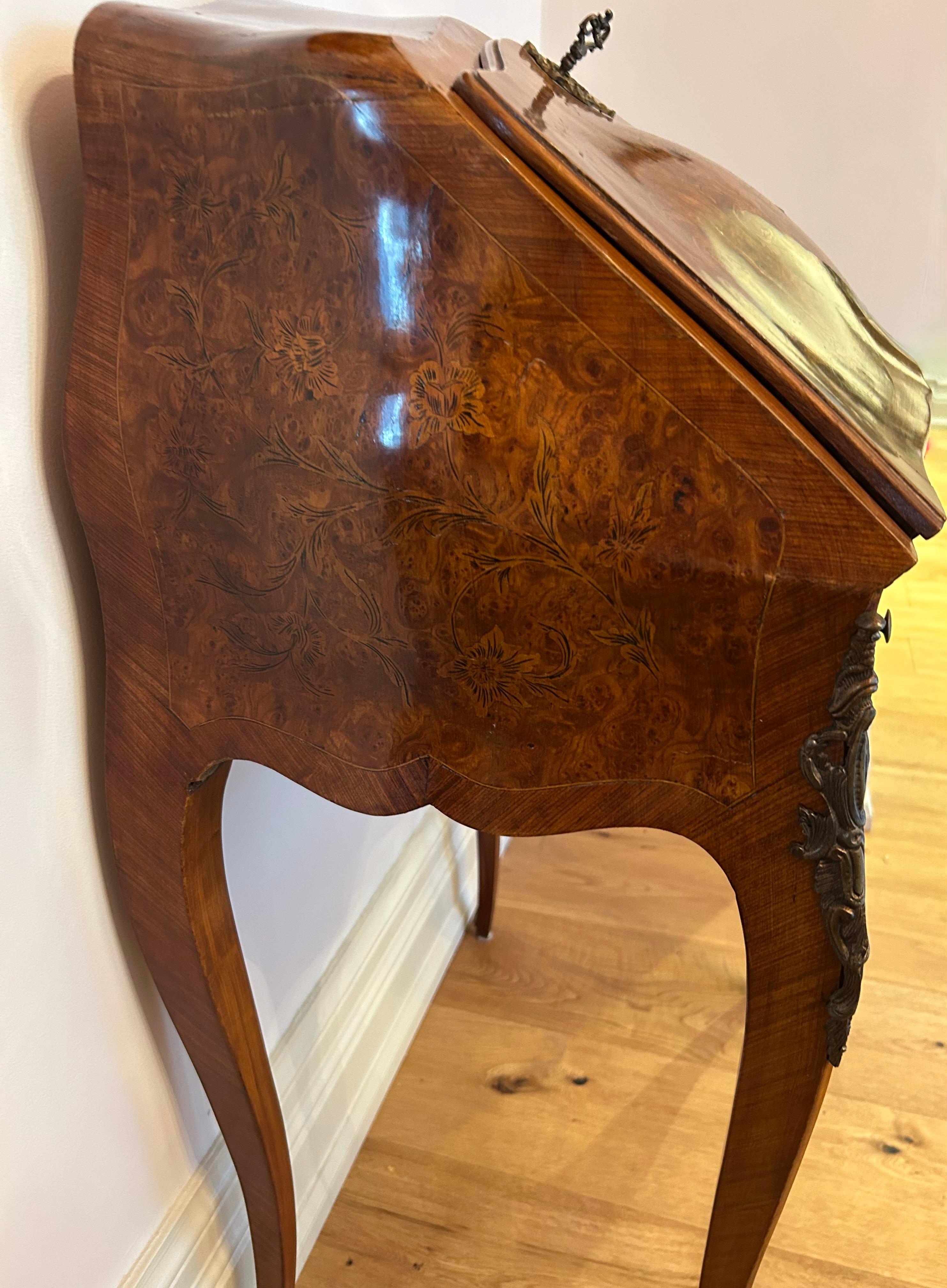 Petit bureau de dame, français, XIXe siècle, avec montures en bronze en vente 7