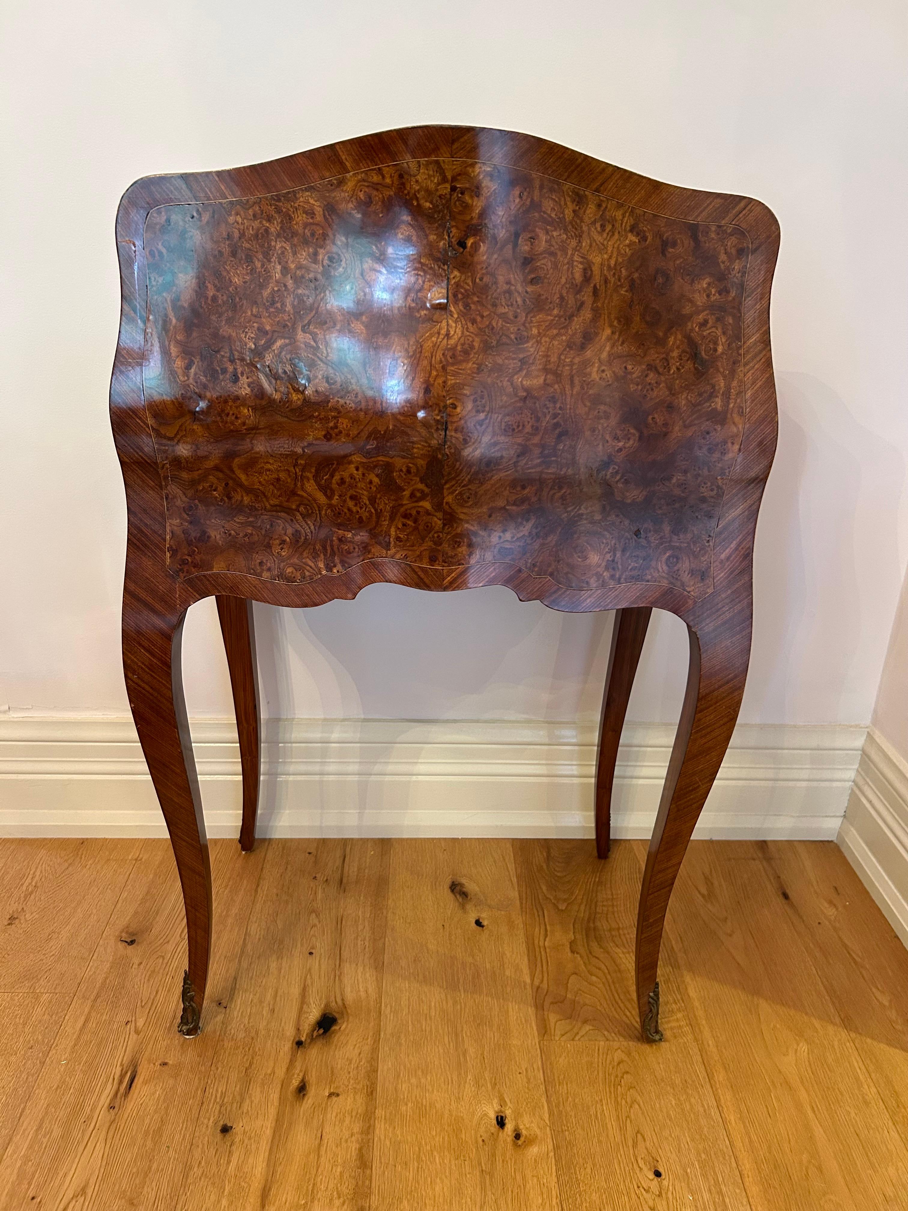 Petit bureau de dame, français, XIXe siècle, avec montures en bronze en vente 8