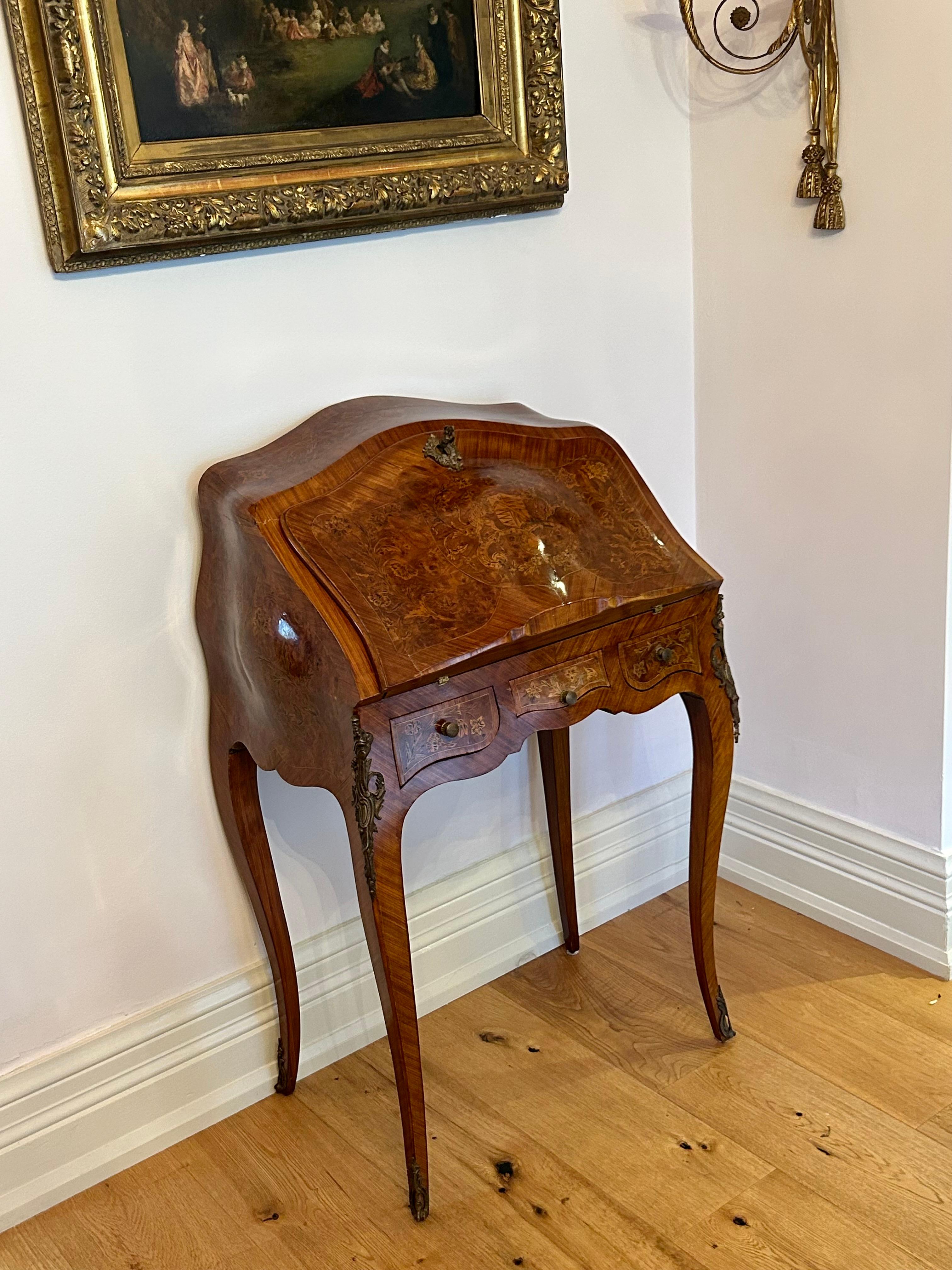 Petit bureau de dame, français, XIXe siècle, avec montures en bronze en vente 9