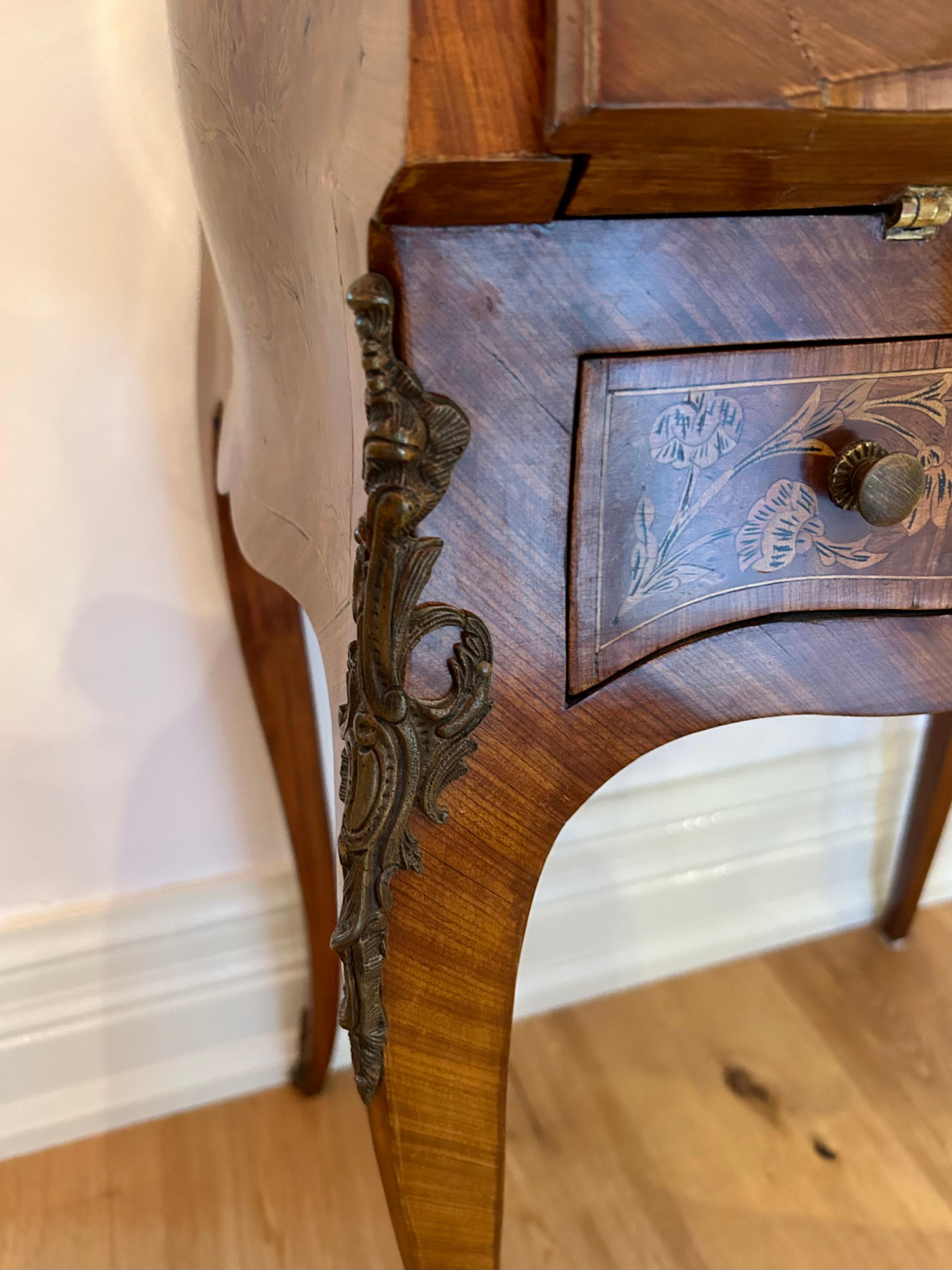 Petit bureau de dame, français, XIXe siècle, avec montures en bronze en vente 10