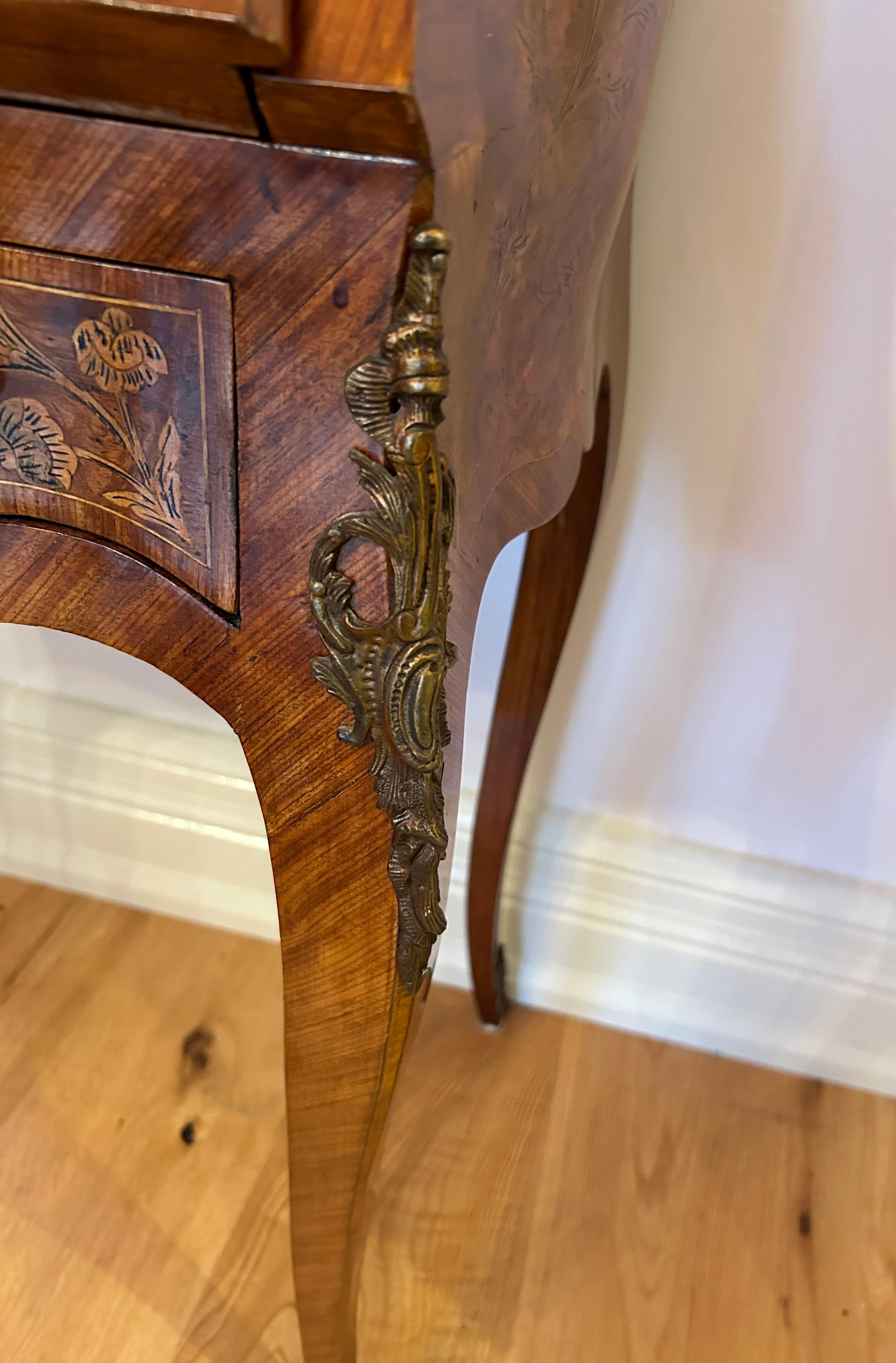 Petit bureau de dame, français, XIXe siècle, avec montures en bronze en vente 11