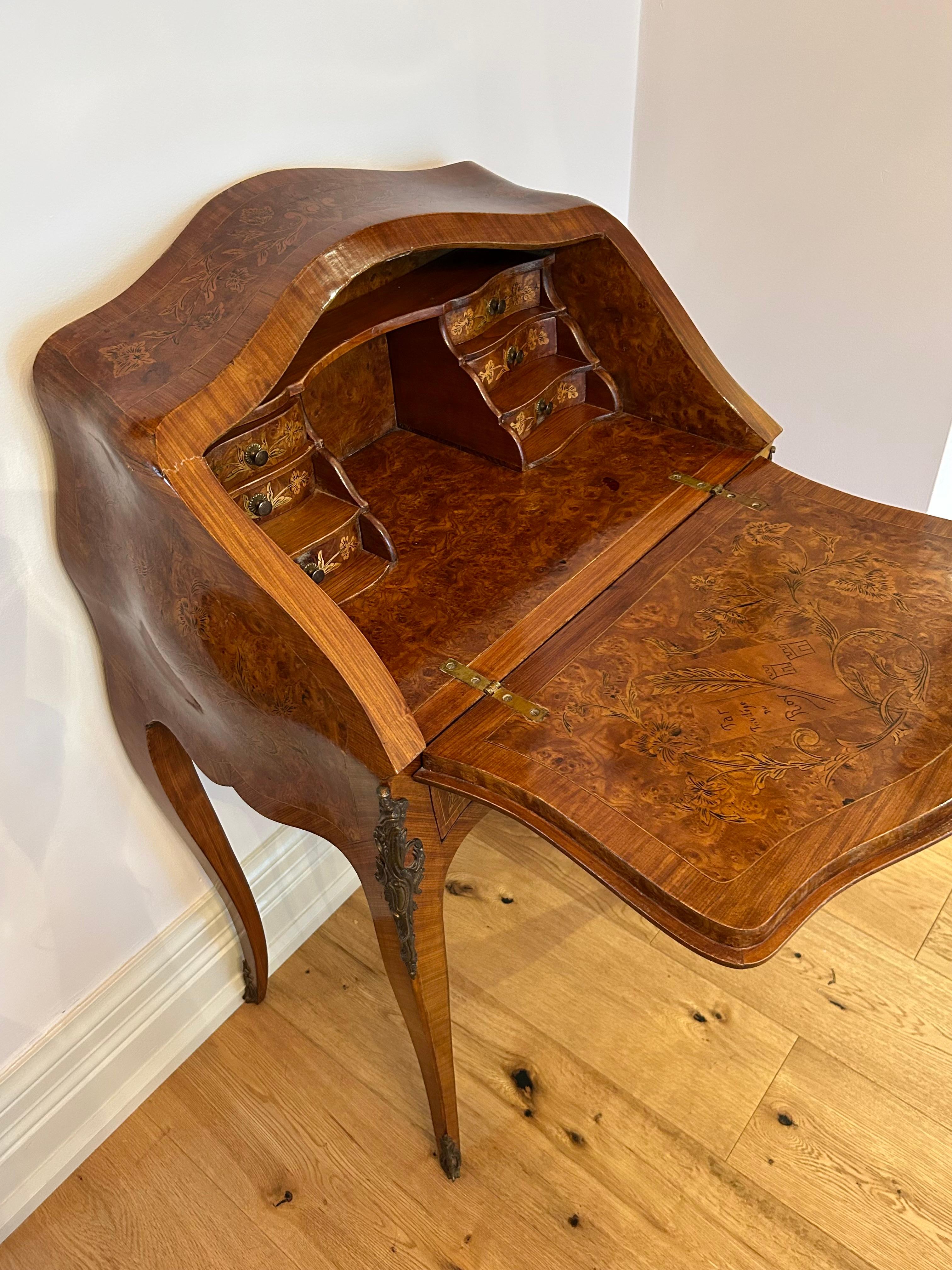 Louis XV Petit bureau de dame, français, XIXe siècle, avec montures en bronze en vente