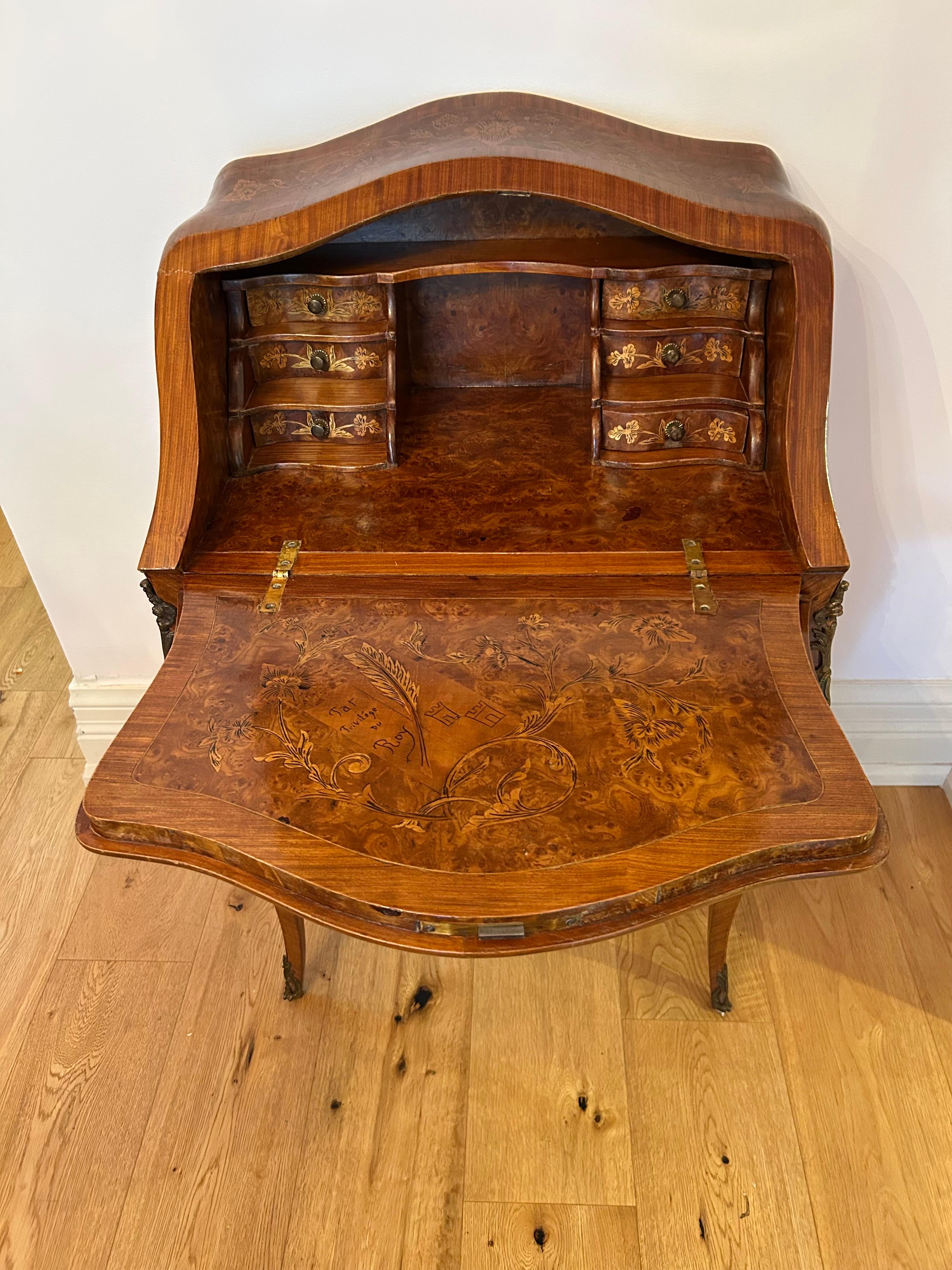 Français Petit bureau de dame, français, XIXe siècle, avec montures en bronze en vente