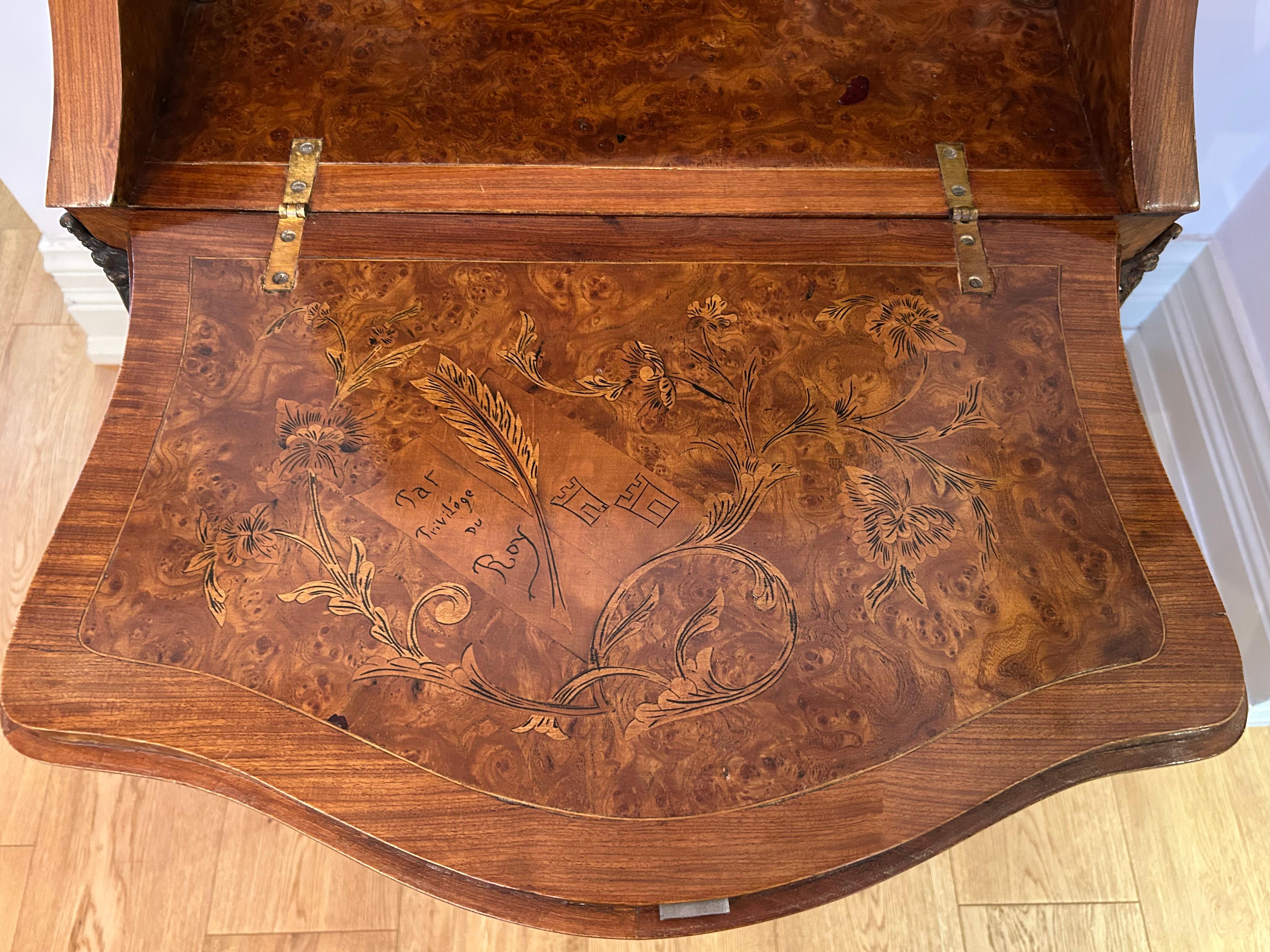 Petit bureau de dame, français, XIXe siècle, avec montures en bronze Bon état - En vente à Toronto, CA