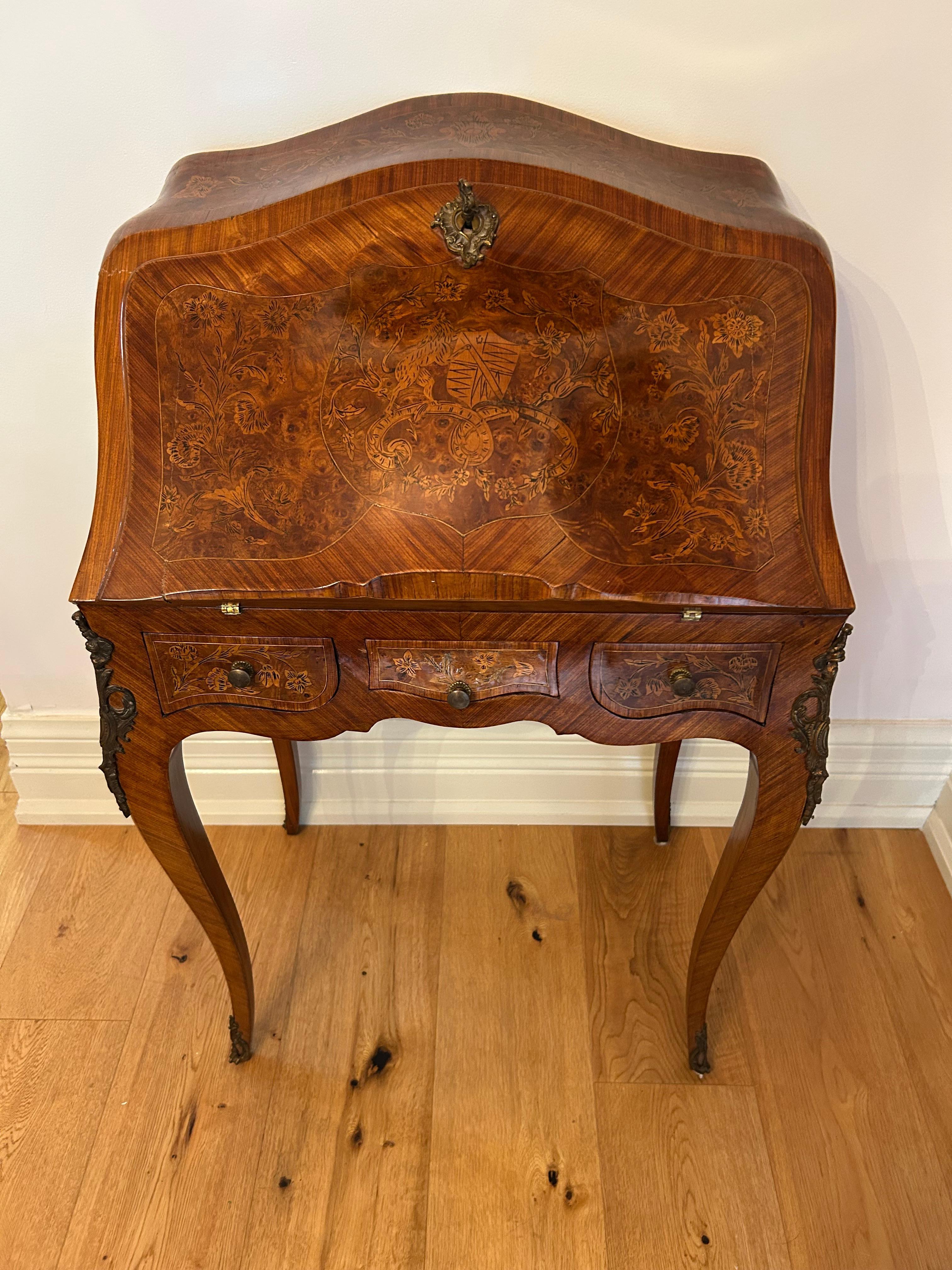 Petit bureau de dame, français, XIXe siècle, avec montures en bronze en vente 2