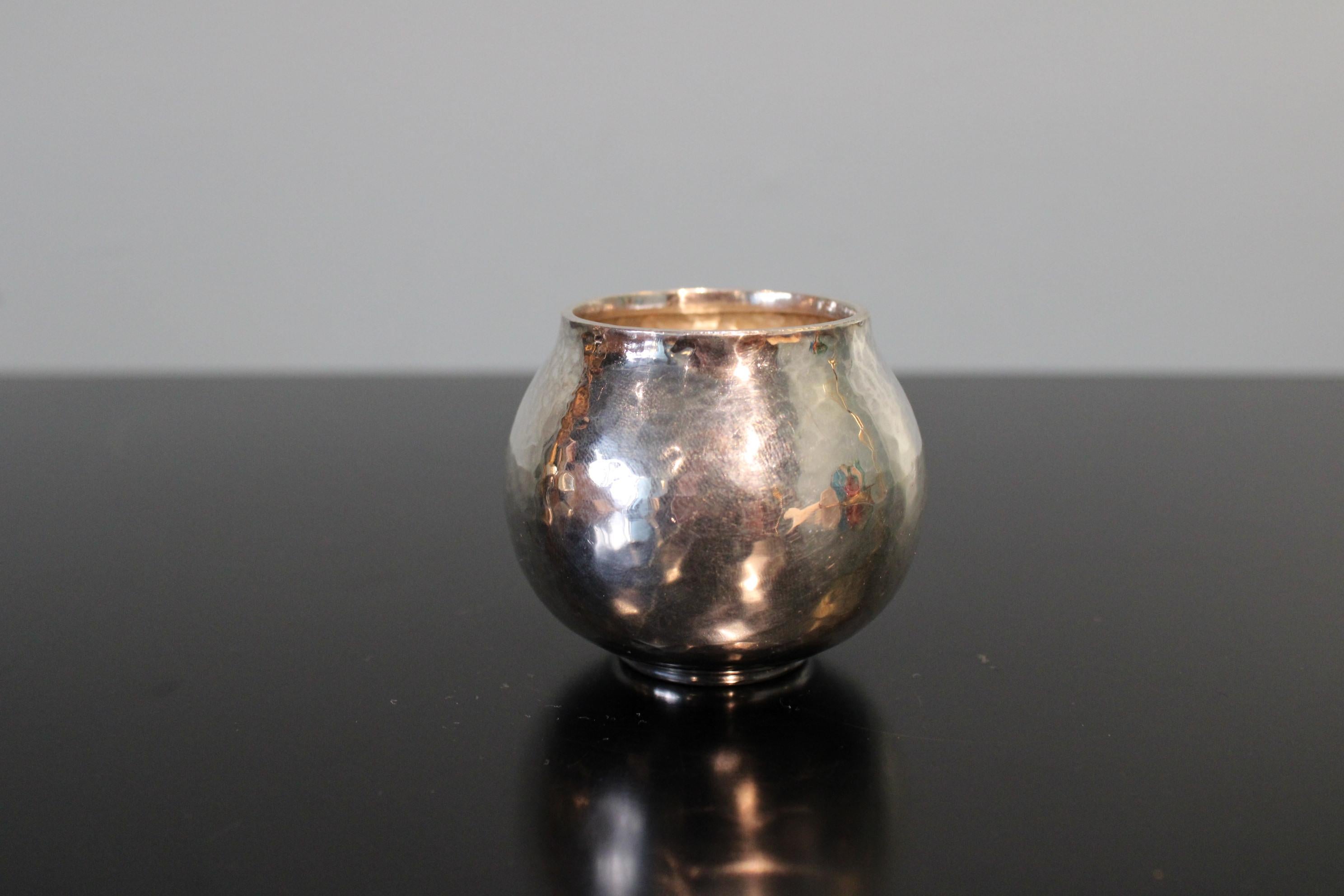 Small vase in solid silver 925/100, hammered.
Signed under the base Lalaounis.
Weight: 58 g.