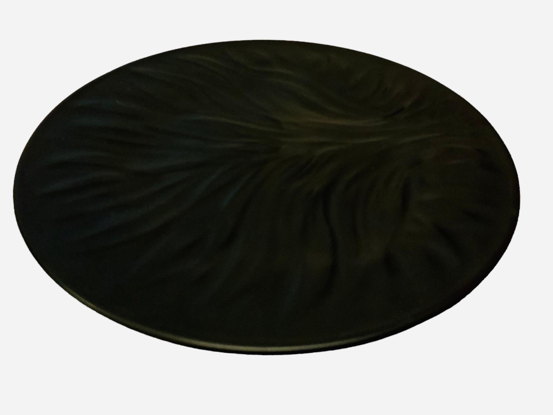 Dies ist ein Lalique Schwarz Kristall Baum des Lebens Teller. Es zeigt eine runde Platte in schwarzem, gefrostetem Kristall, in deren Mitte ein großer Lebensbaum eingraviert ist. Auf der Rückseite befindet sich die geätzte Punze von Lalique.
