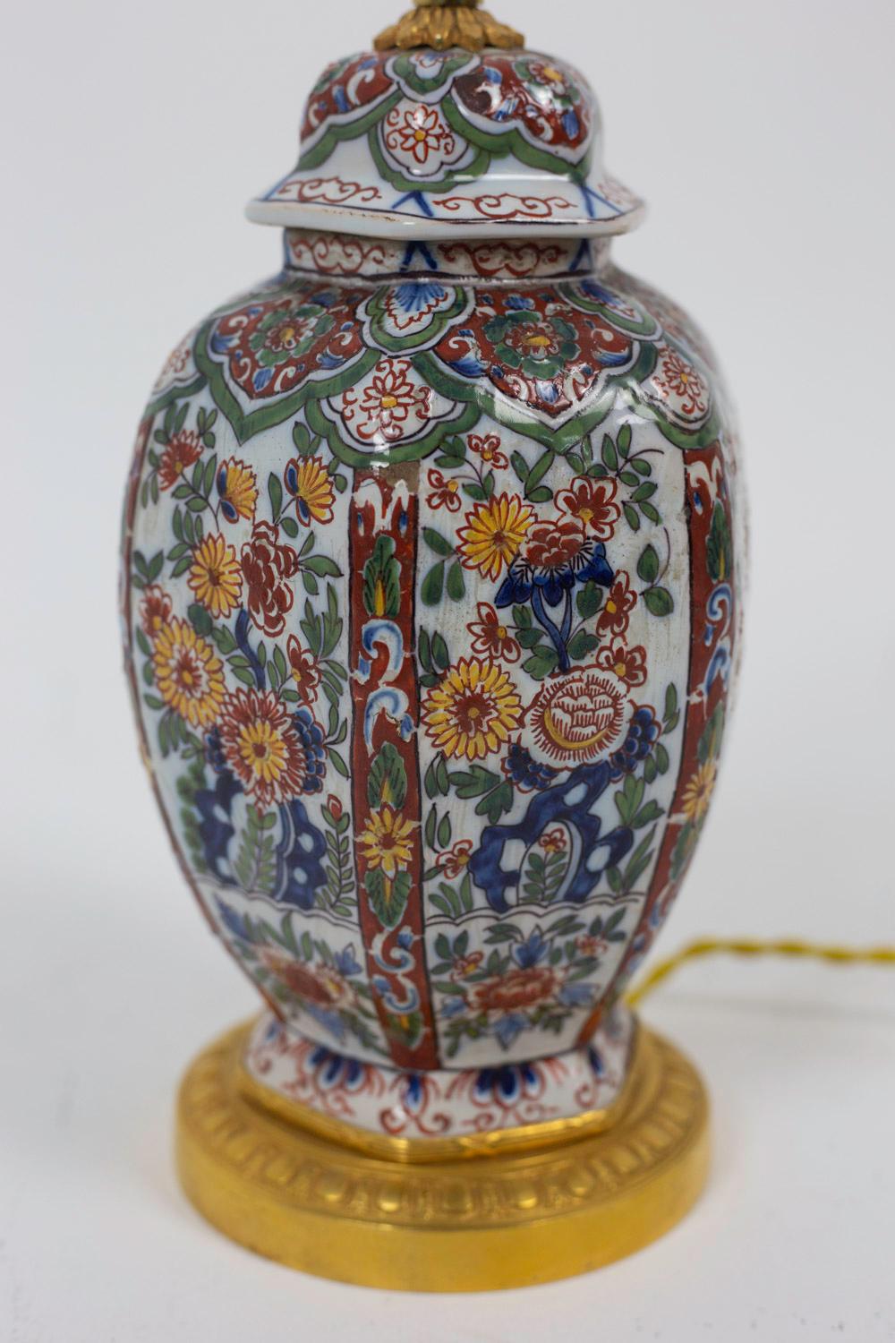 Small Lamp in Delft Earthenware and Gilt Bronze, circa 1880 In Good Condition For Sale In Saint-Ouen, FR