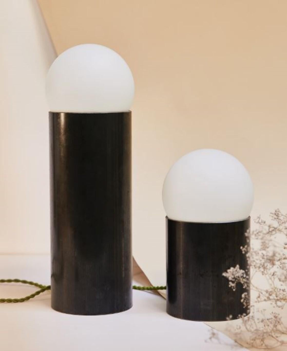 Lampenblumen-Tischlampe von Pia Chevalier
Jede einzelne ist einzigartig.
MATERIALIEN: Gewalzter und polierter Stahl. 
Abmessungen: Ø 11 x H 13 cm. 

Glasglobus: Durchmesser 13 cm.
Kabellänge: 150 cm.

Pia Chevalier ist eine französische
