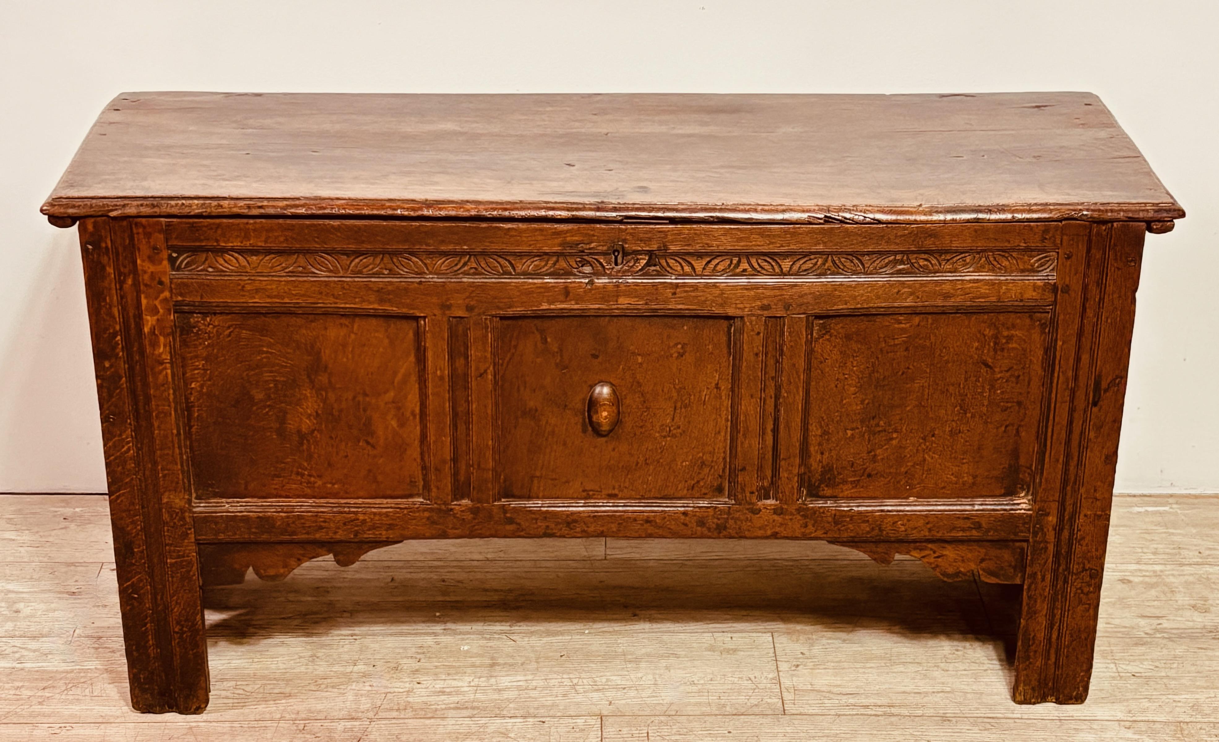 A desirable late 17th century English oak trunk / chest.
Warm and rich original patina. In very good shape and condition, the original hinges have been replaced. Perfect for a bench and storage at the end of a bed.