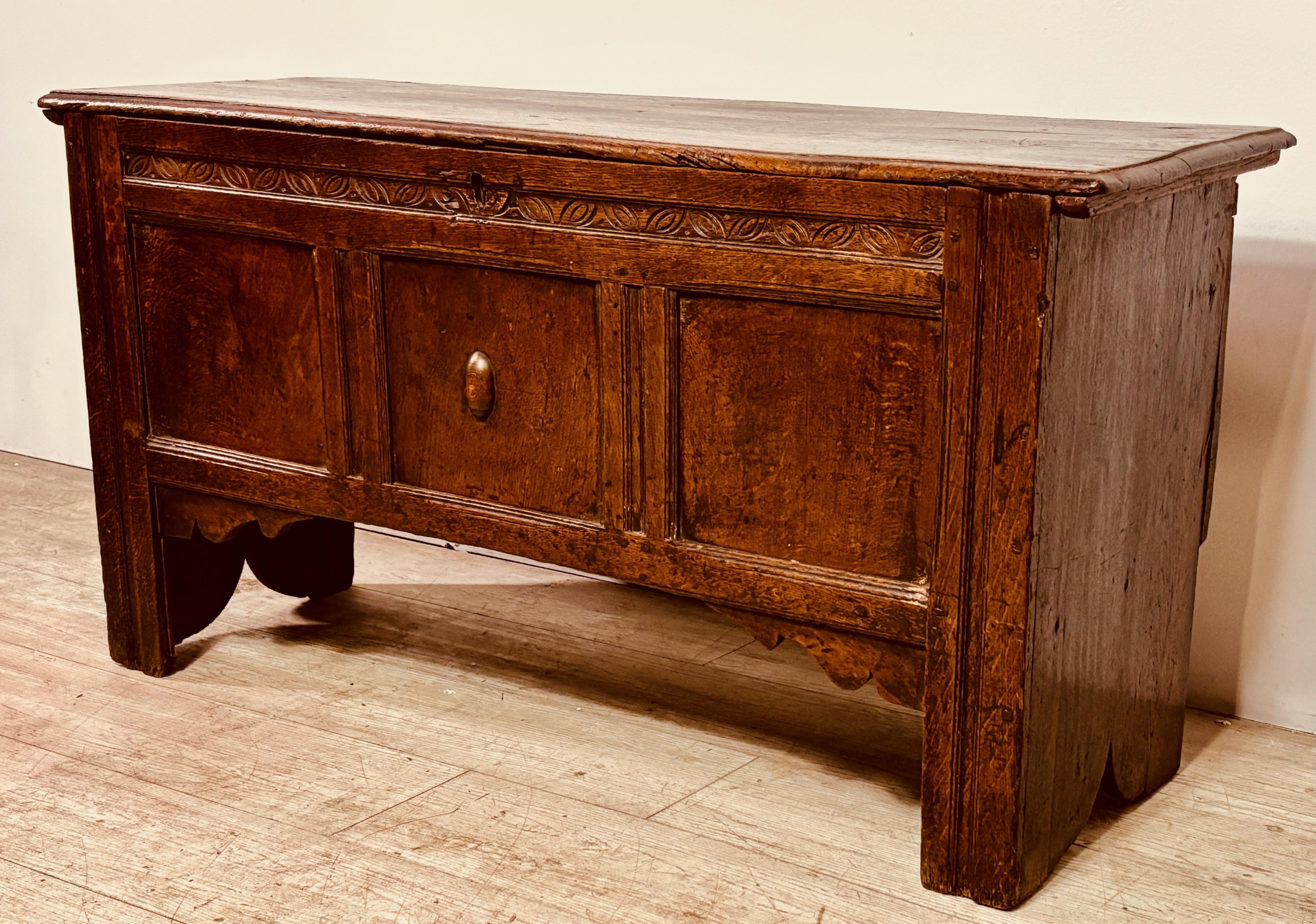 Small Late 17th Century English Oak Trunk / Chest / Bench In Good Condition For Sale In San Francisco, CA