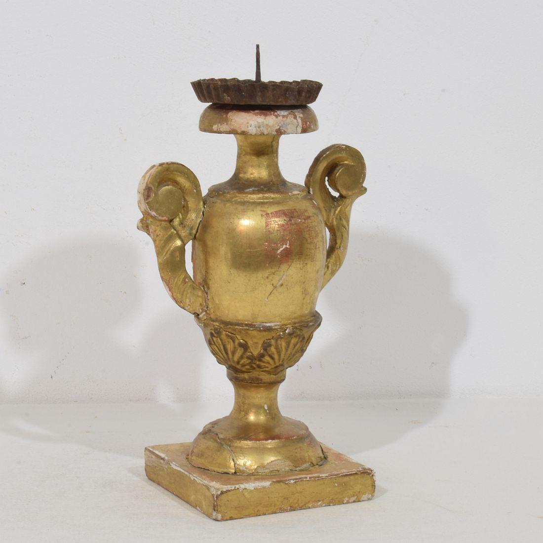 Intagliato a mano Piccolo portacandele in legno dorato neoclassico italiano della fine del XVIII secolo in vendita