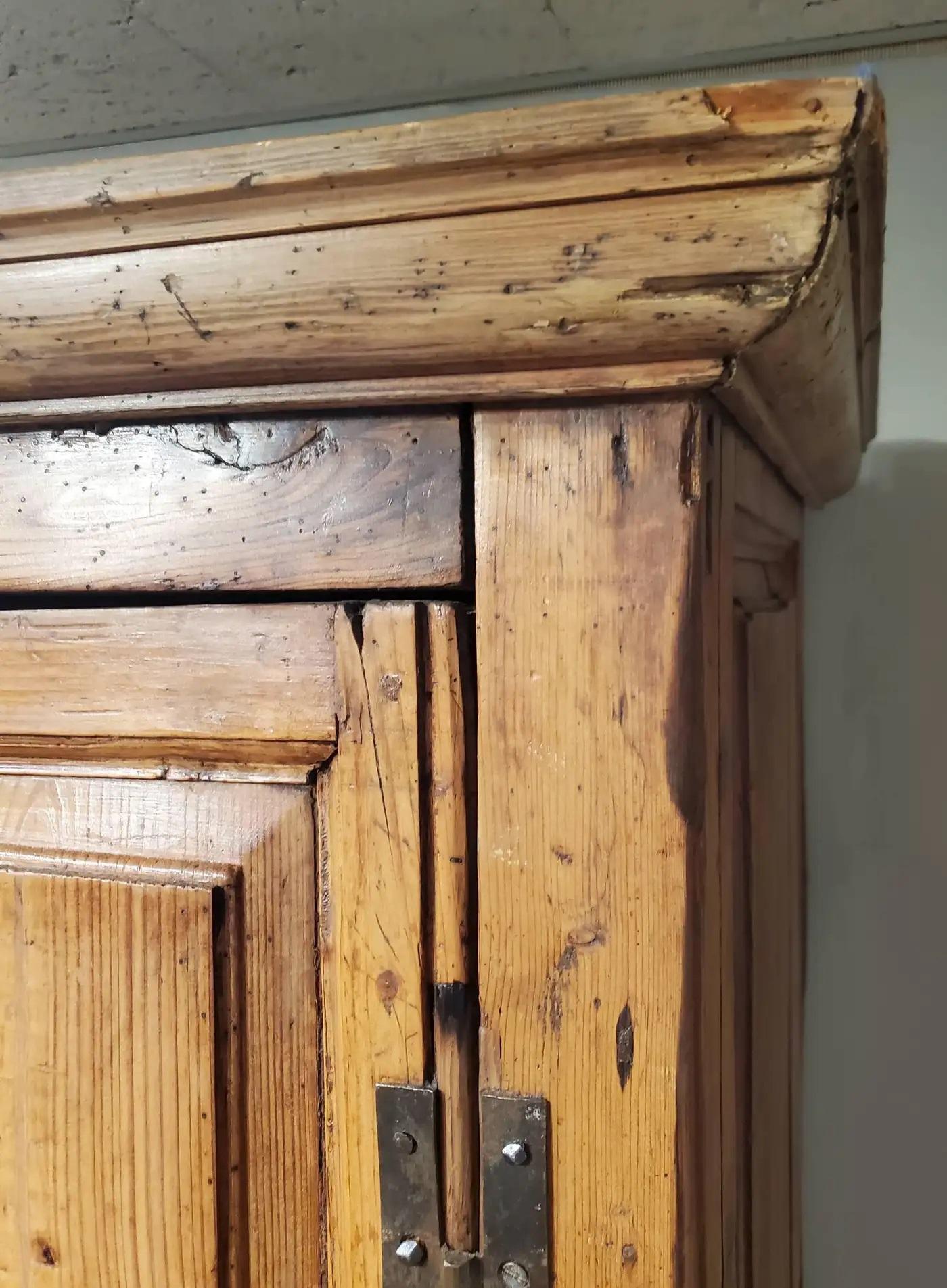 Small Late 18th-Century Southern Irish Pine Cabinet en venta 3
