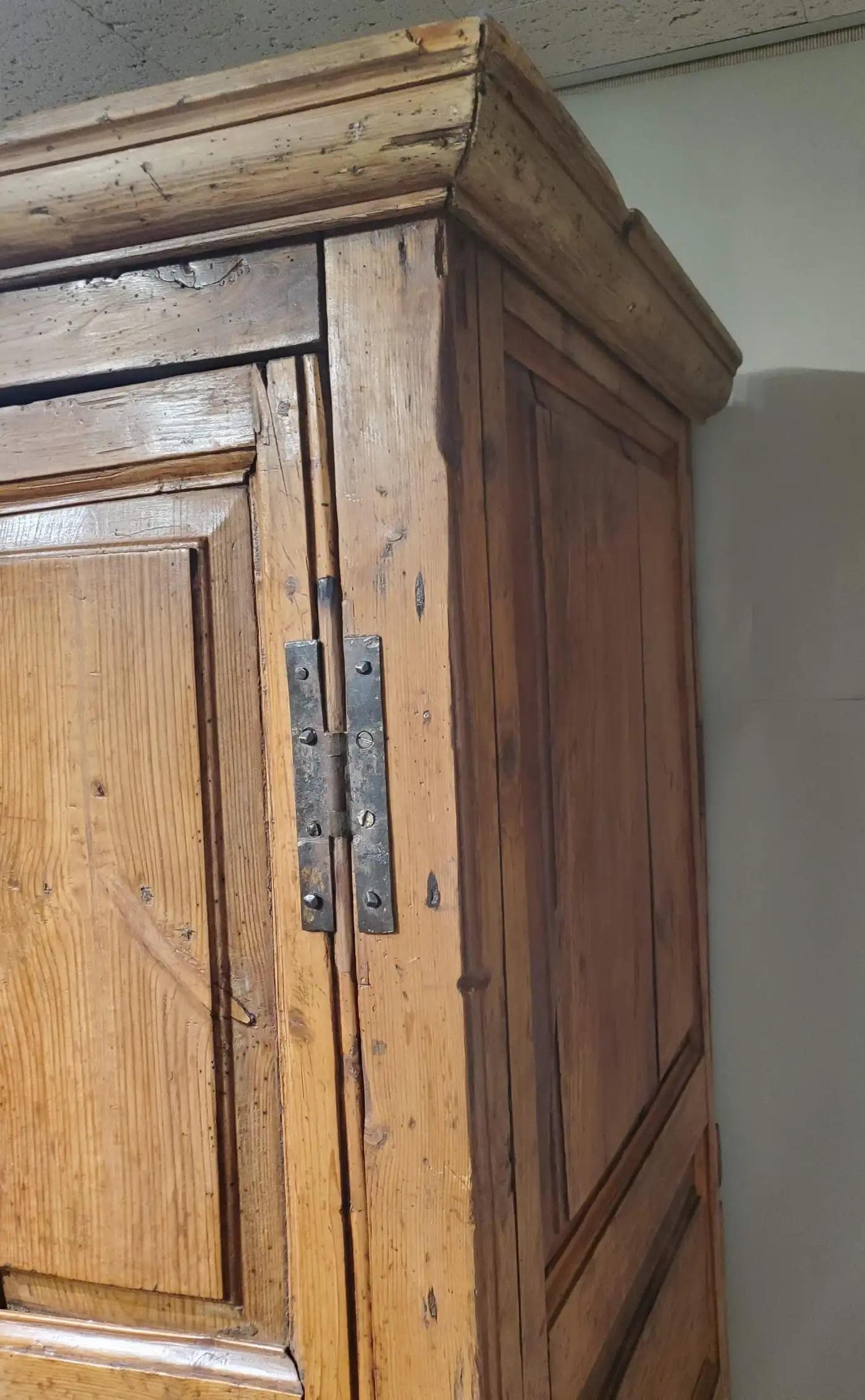 Small Late 18th-Century Southern Irish Pine Cabinet De campo en venta