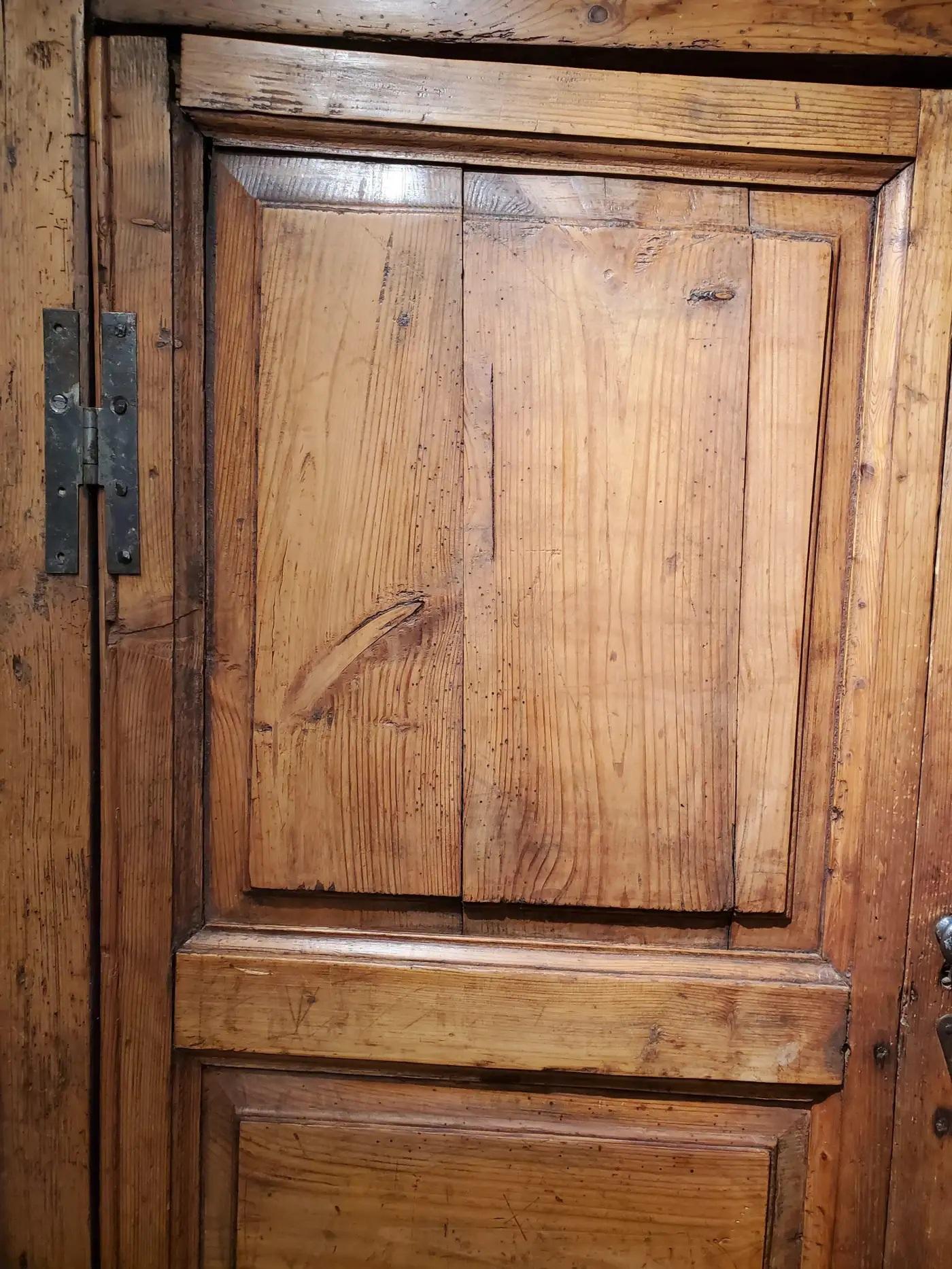 Small Late 18th-Century Southern Irish Pine Cabinet Tallado en venta