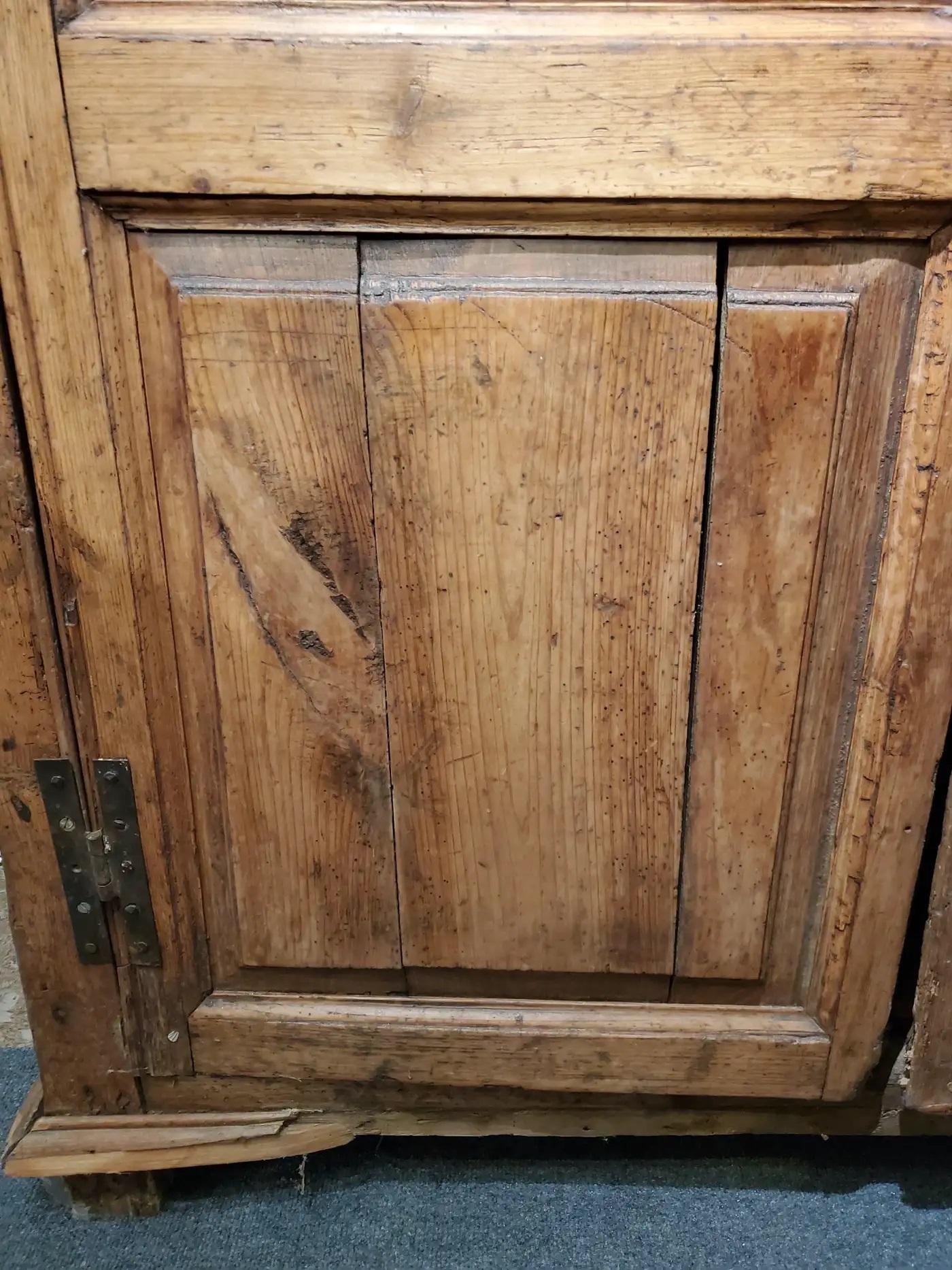 Small Late 18th-Century Southern Irish Pine Cabinet en Bueno estado para la venta en Middleburg, VA