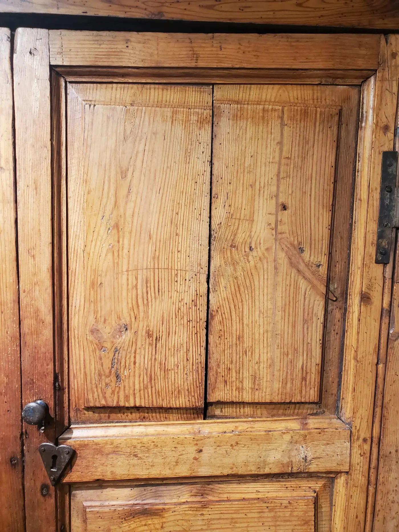 Small Late 18th-Century Southern Irish Pine Cabinet siglo XVIII en venta